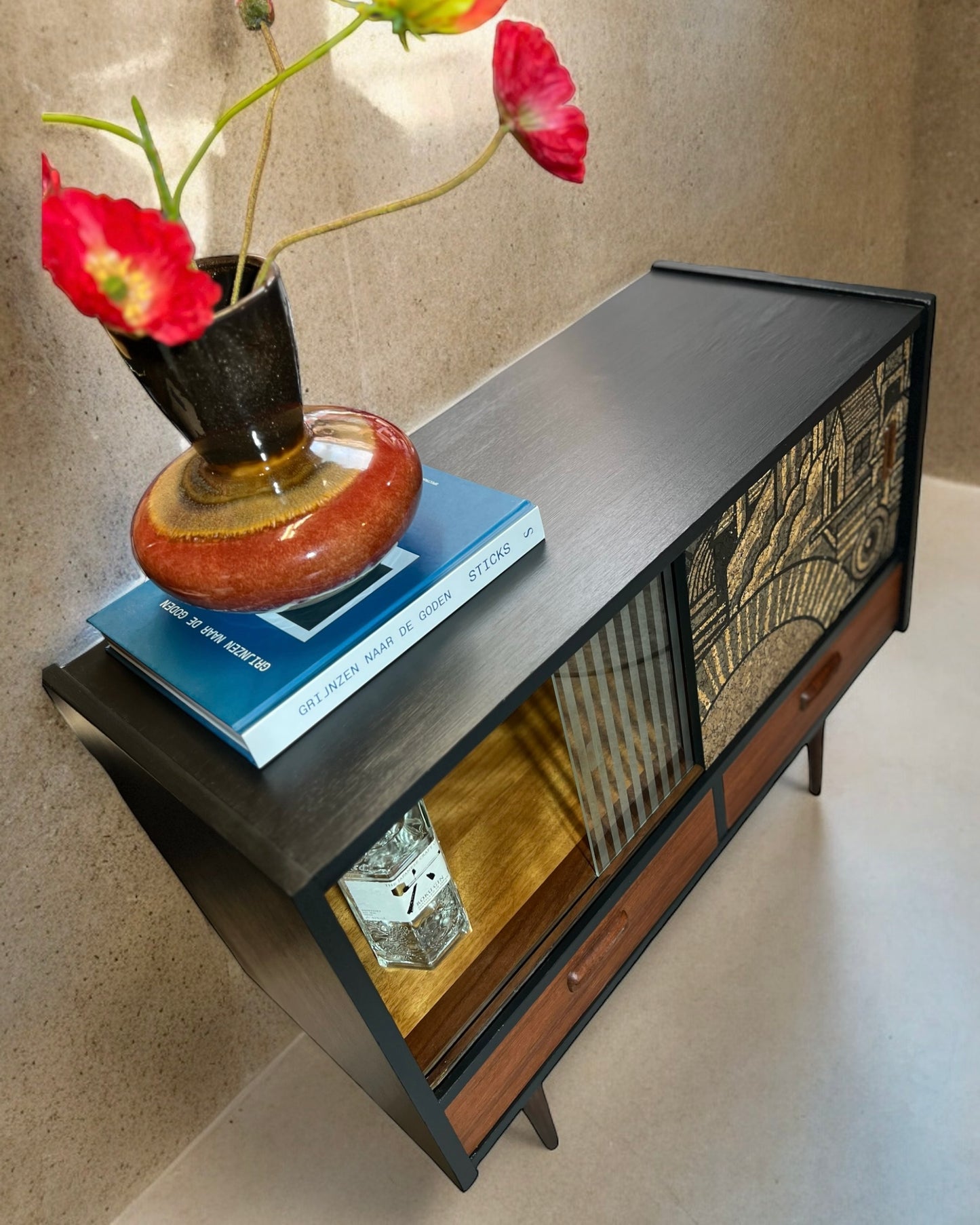 Vintage dressoir met ‘Hit the North’ kurkprint | The Vintage Vibe