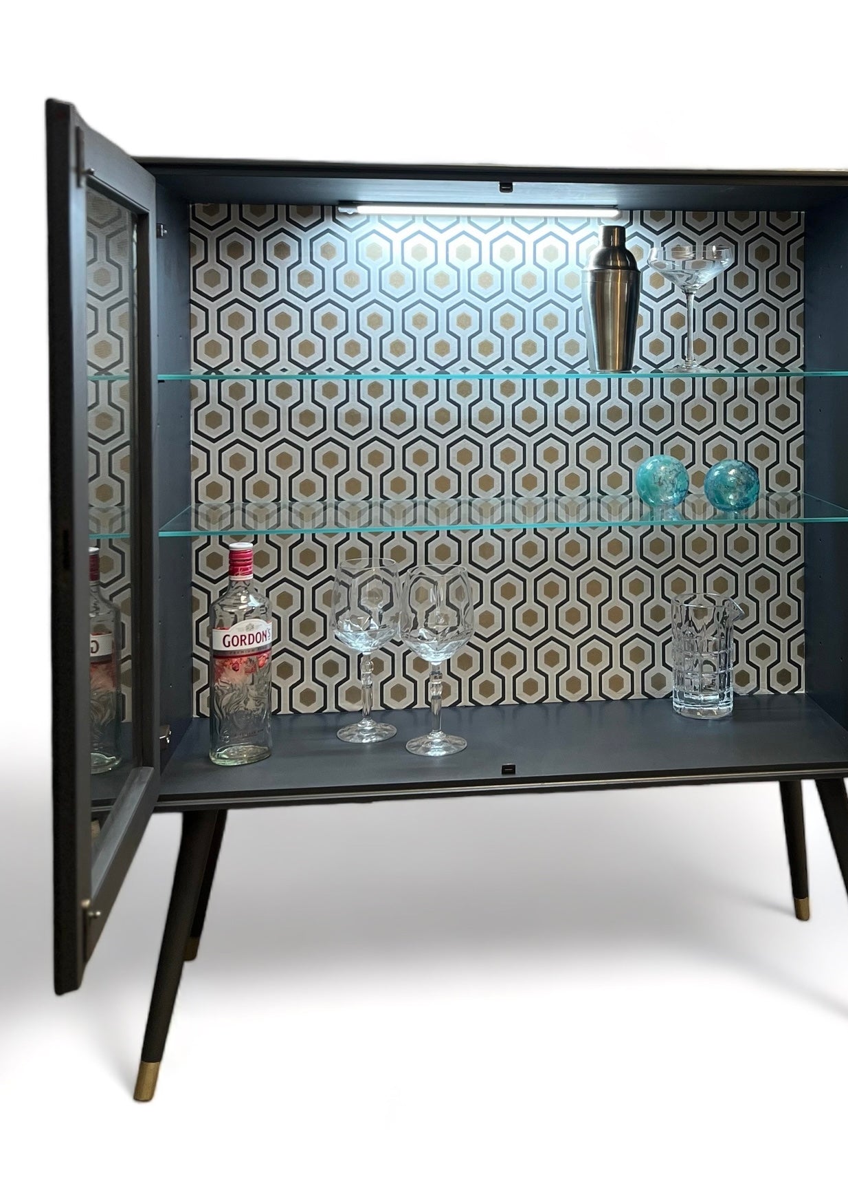 Mid Century Modern vitrinekast in grijs met goud | The Vintage Vibe