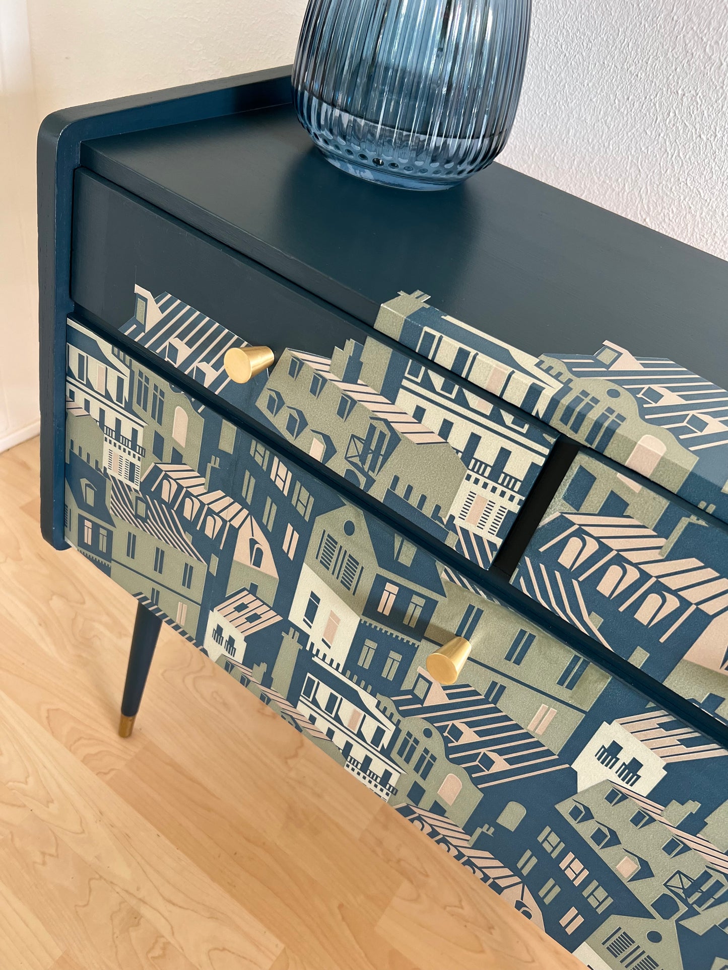 Vintage kastje in blauw, groen en goud en een print van de daken van Parijs | The Vintage Vibe