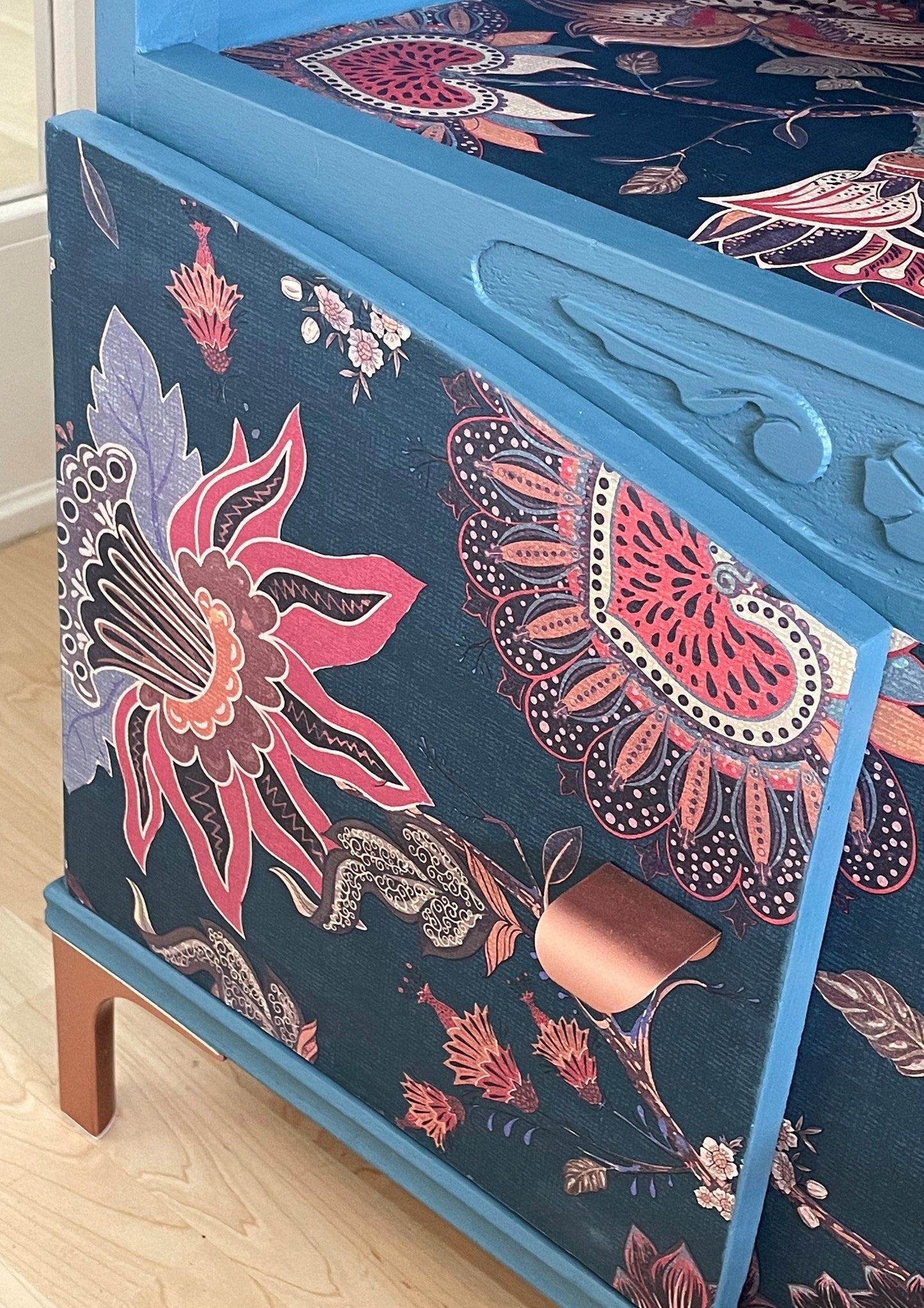 Vintage dressoir in teal met een gave florale print | The Vintage Vibe