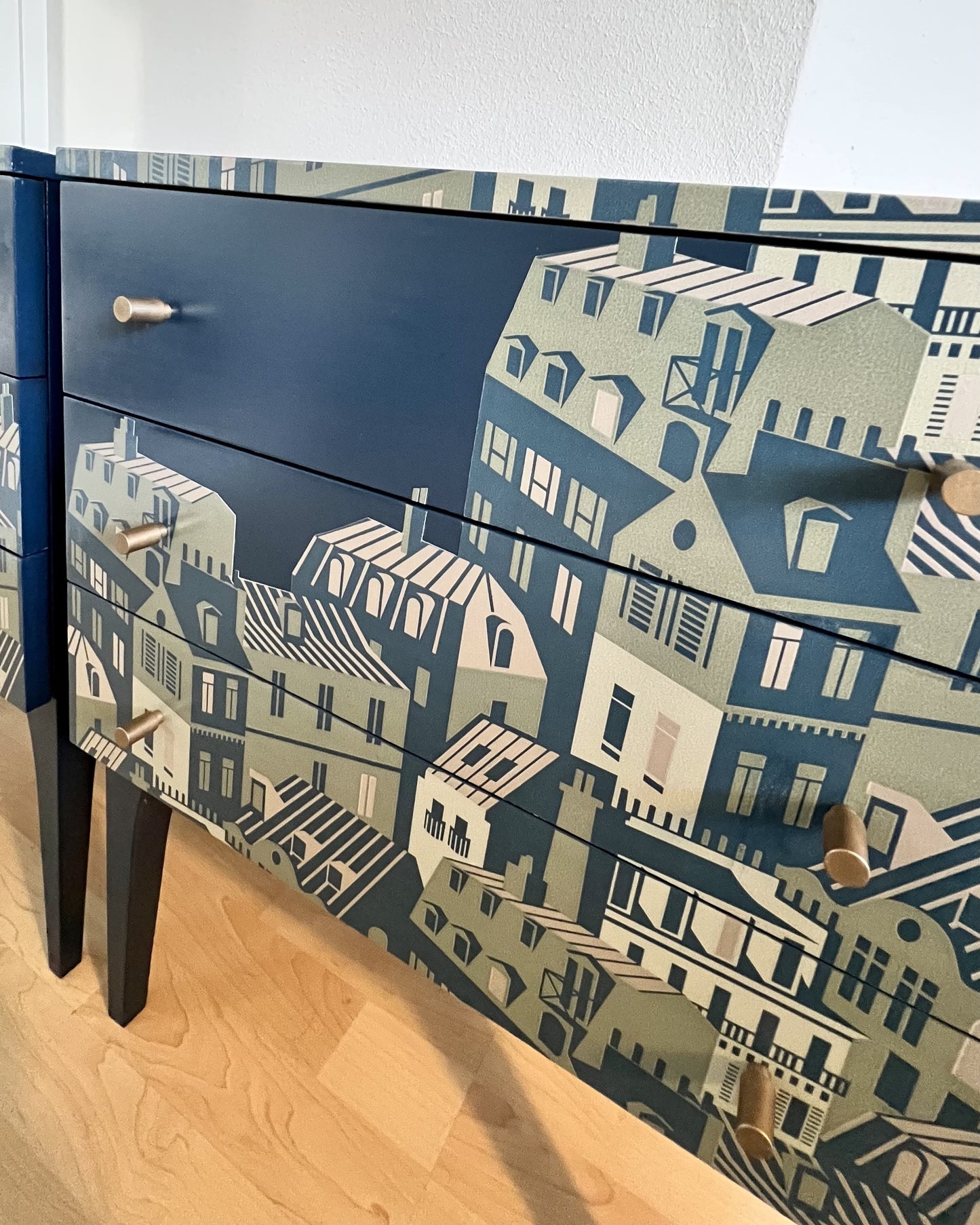 Vintage nachtkastjes in blauw, groen en goud en een print van de daken van Parijs | The Vintage Vibe
