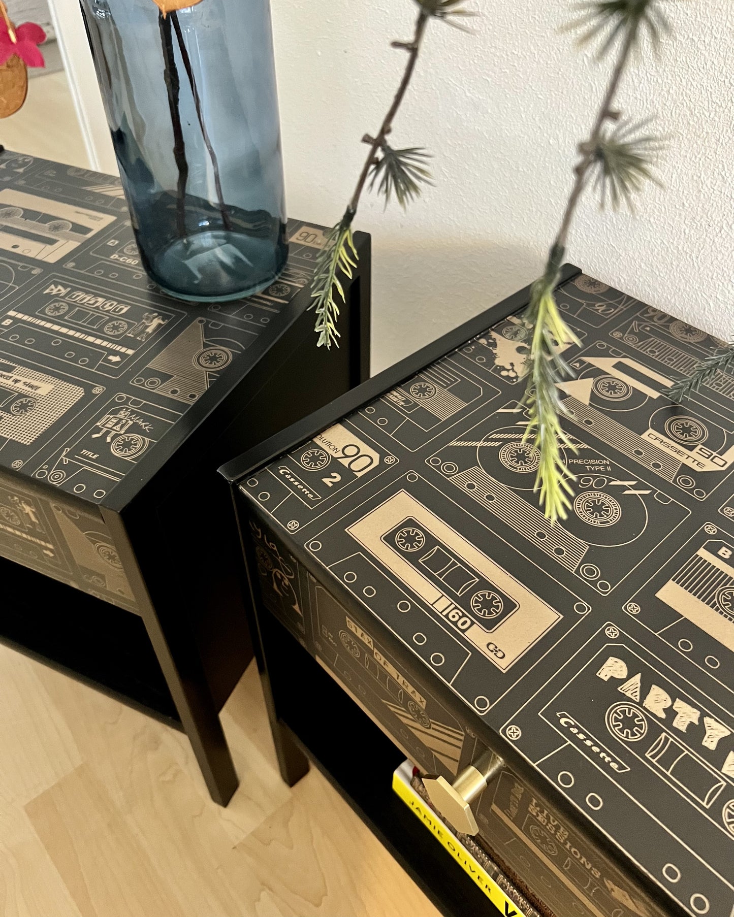 Vintage nachtkastjes in zwart en goud met gave print van cassettebandjes | The Vintage Vibe