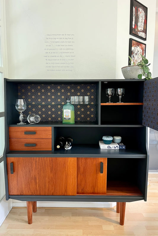 Vintage highboard van teak in prachtige staat, stijlvol en ruim | The Vintage Vibe