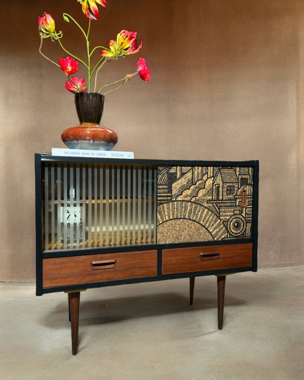 Vintage dressoir met ‘Hit the North’ kurkprint | The Vintage Vibe