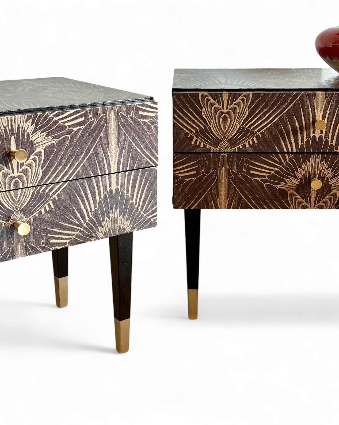 Vintage nachtkastjes bekleed met Art Deco print in goud met bruin | The Vintage Vibe