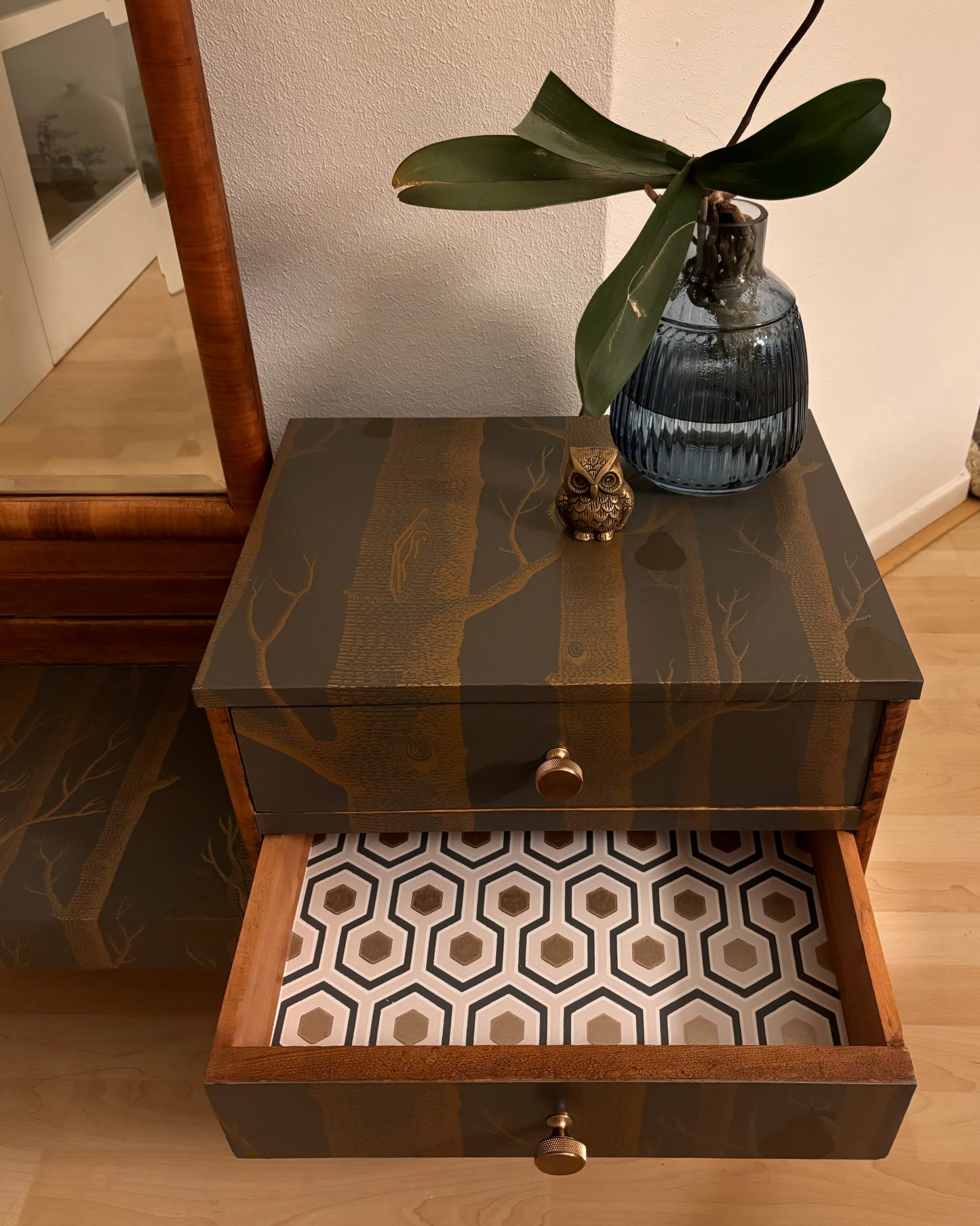 Vintage dressoir met spiegel bekleed met Woods & Pears van Cole&Son | The Vintage Vibe