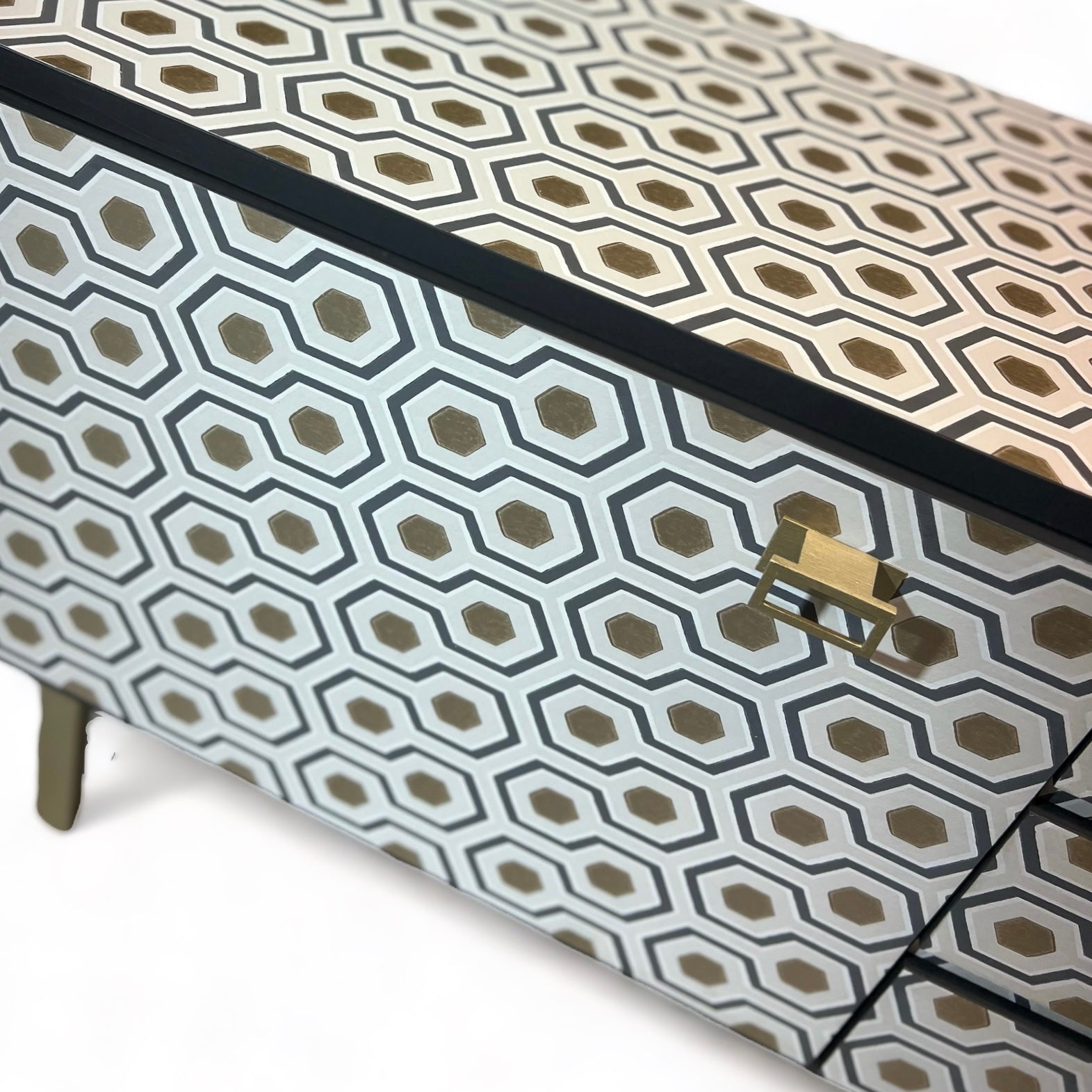Vintage dressoir bekleed met Hicks Hexagon van Cole and Son | The Vintage Vibe
