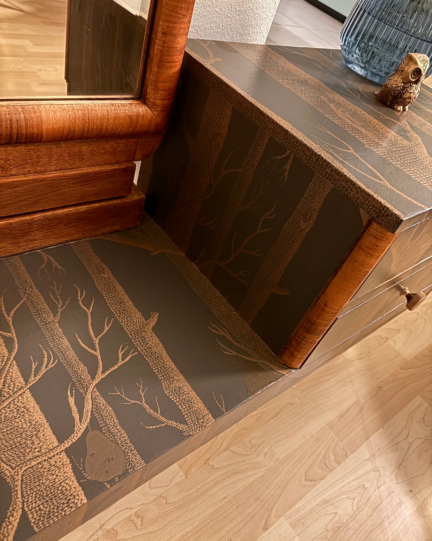 Vintage dressoir met spiegel bekleed met Woods & Pears van Cole&Son | The Vintage Vibe