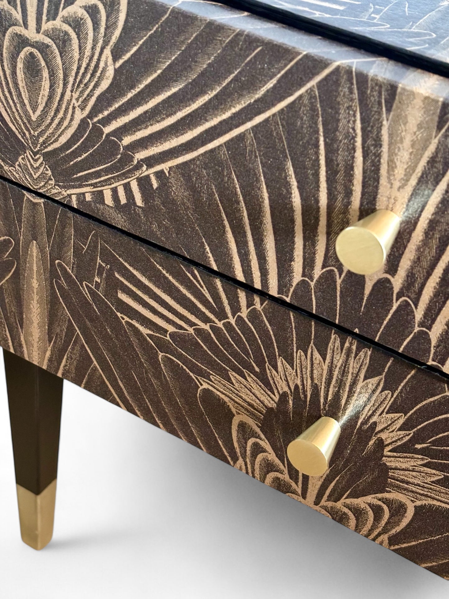 Vintage nachtkastjes bekleed met Art Deco print in goud met bruin | The Vintage Vibe