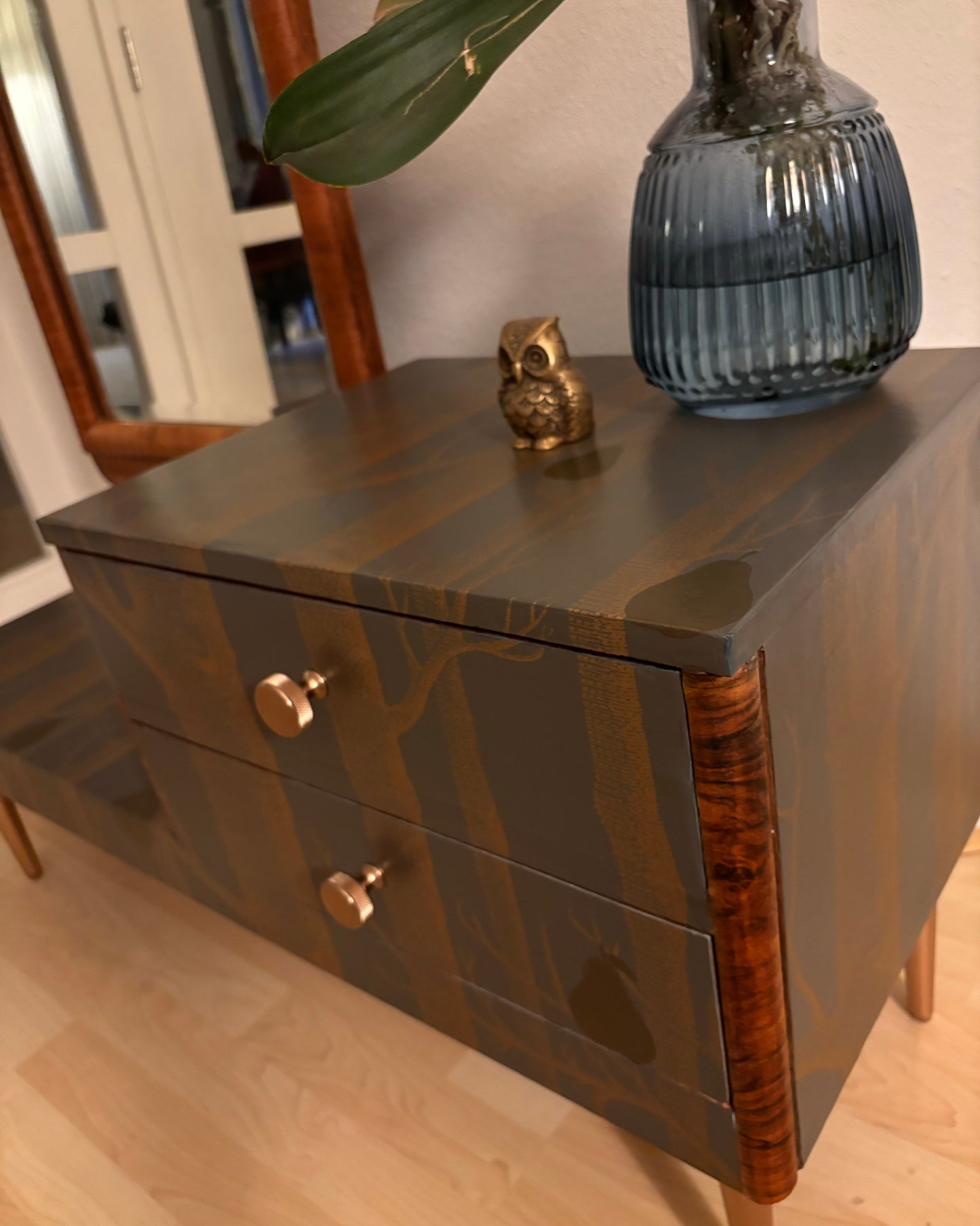 Vintage dressoir met spiegel bekleed met Woods & Pears van Cole&Son | The Vintage Vibe