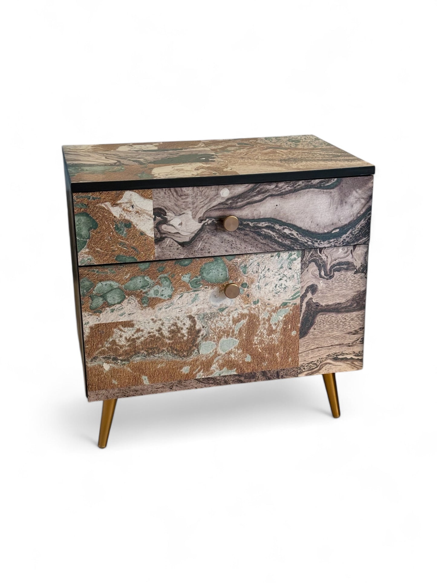 Vintage nachtkastjes bekleed met marmer print | The Vintage Vibe