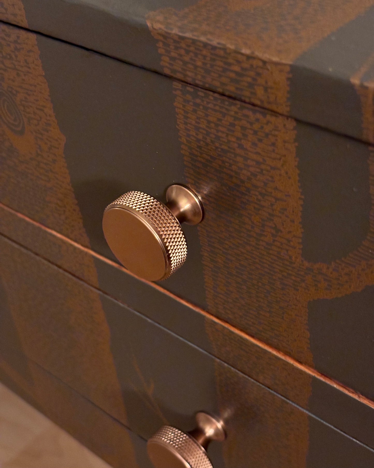 Vintage dressoir met spiegel bekleed met Woods & Pears van Cole&Son | The Vintage Vibe