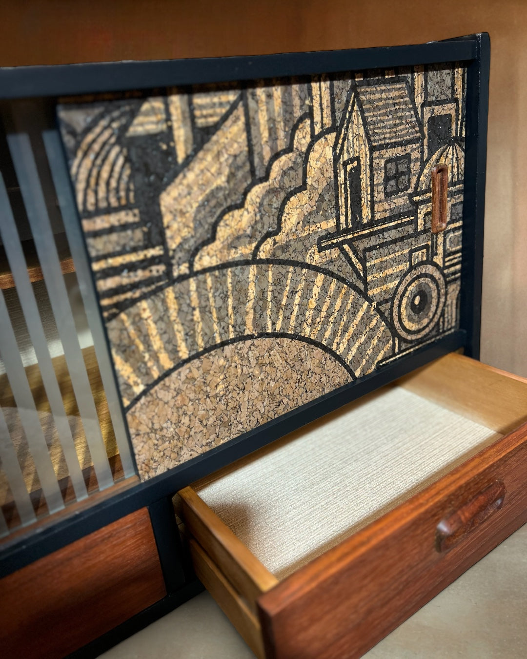 Vintage dressoir met ‘Hit the North’ kurkprint | The Vintage Vibe