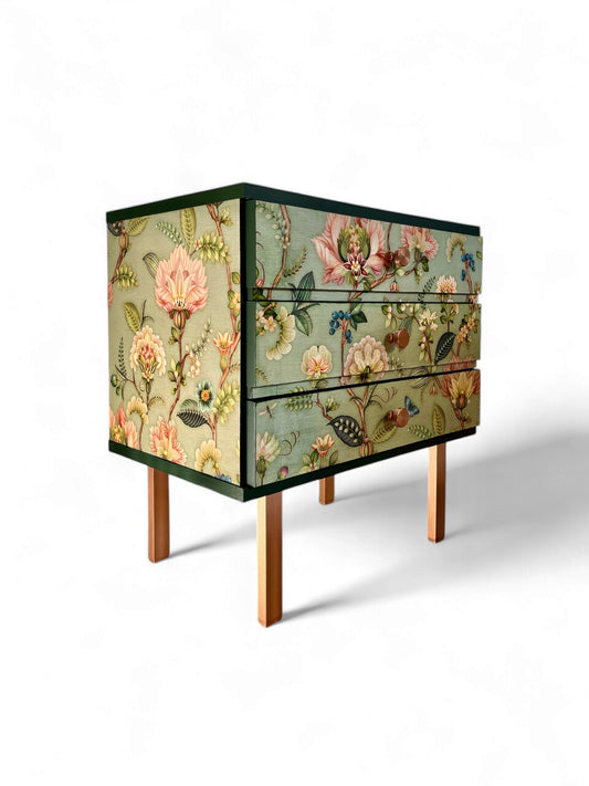 Vintage cabinet Fabolous Flowers | The Vintage Vibe