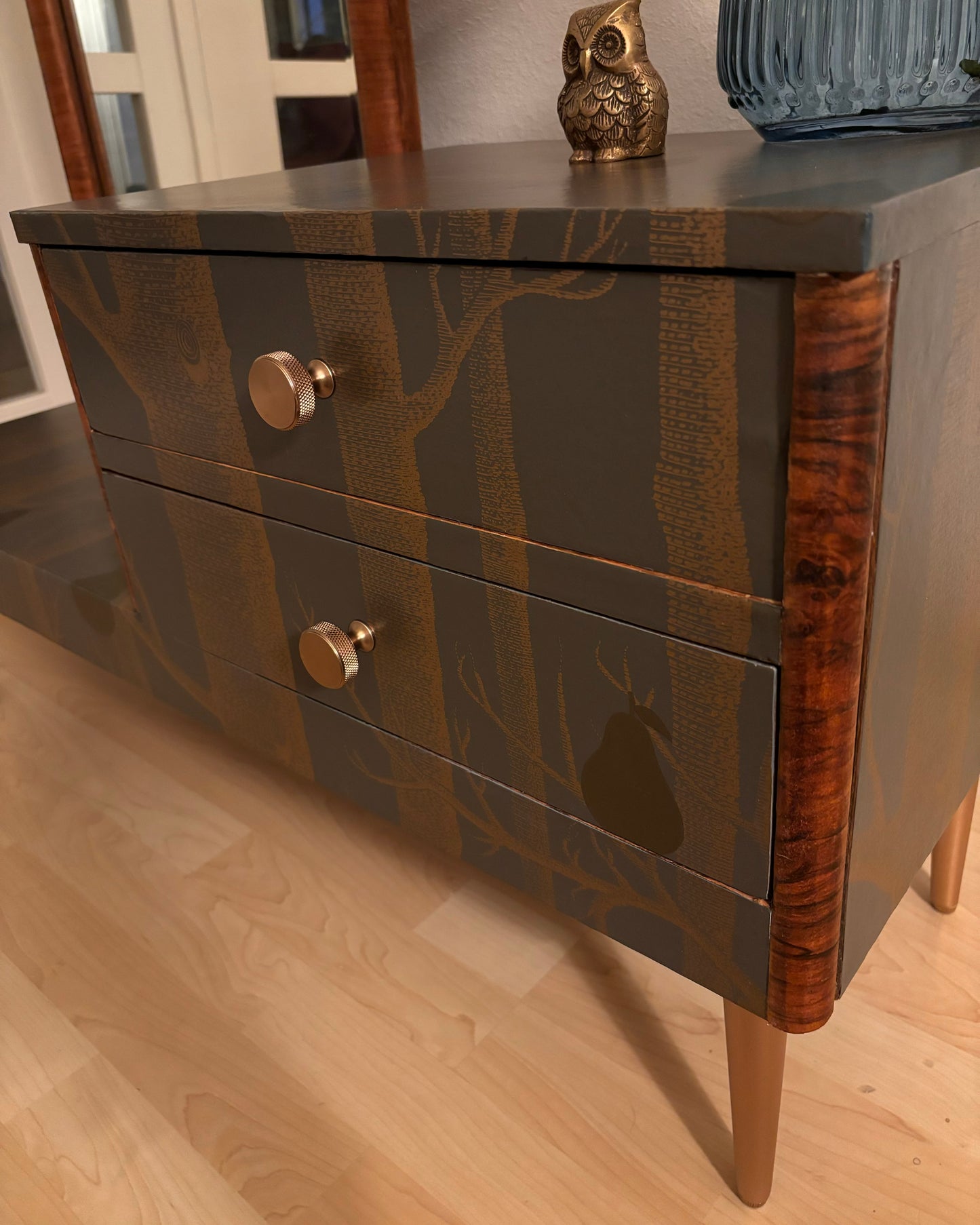 Vintage dressoir met spiegel bekleed met Woods & Pears van Cole&Son | The Vintage Vibe