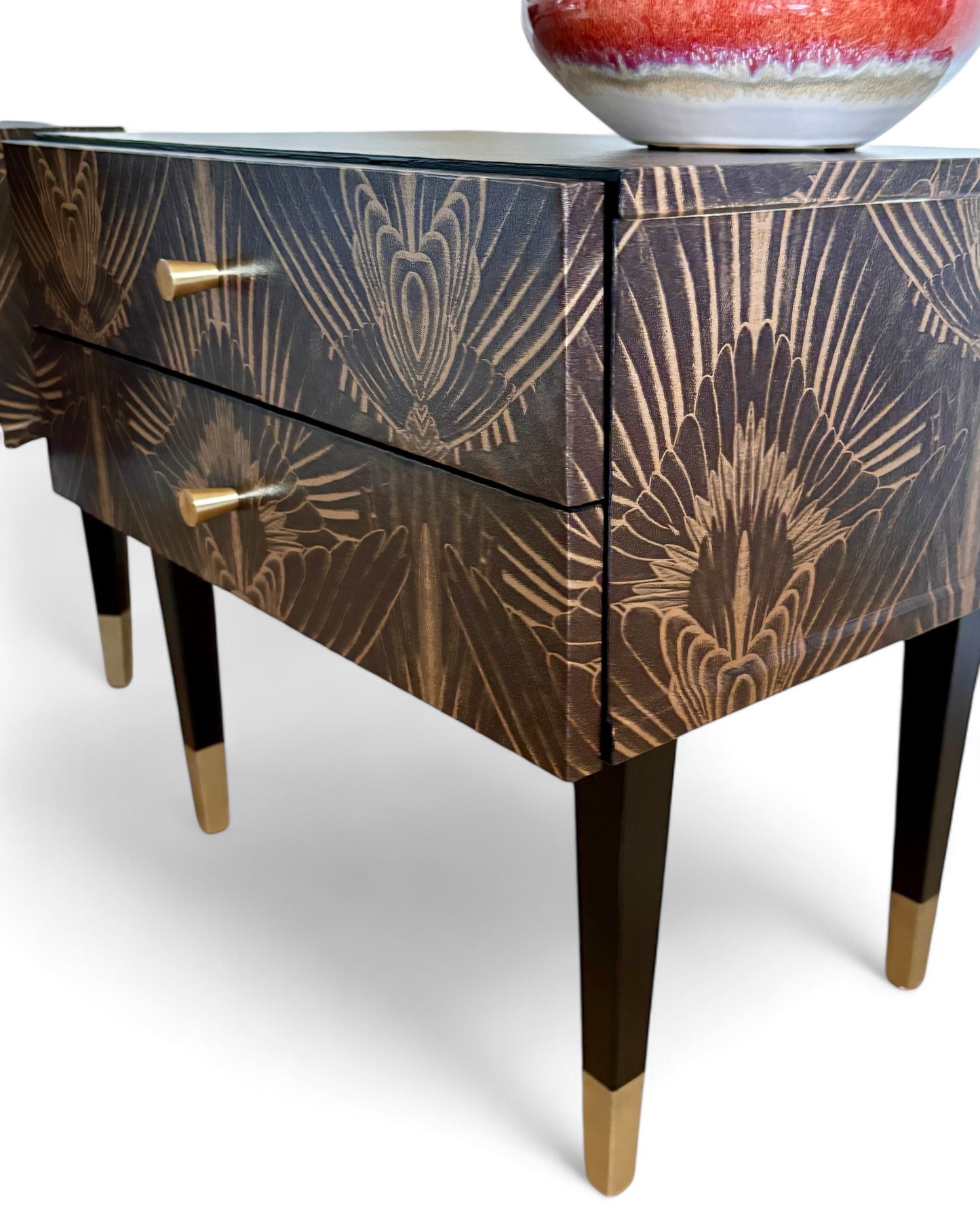 Vintage nachtkastjes bekleed met Art Deco print in goud met bruin | The Vintage Vibe