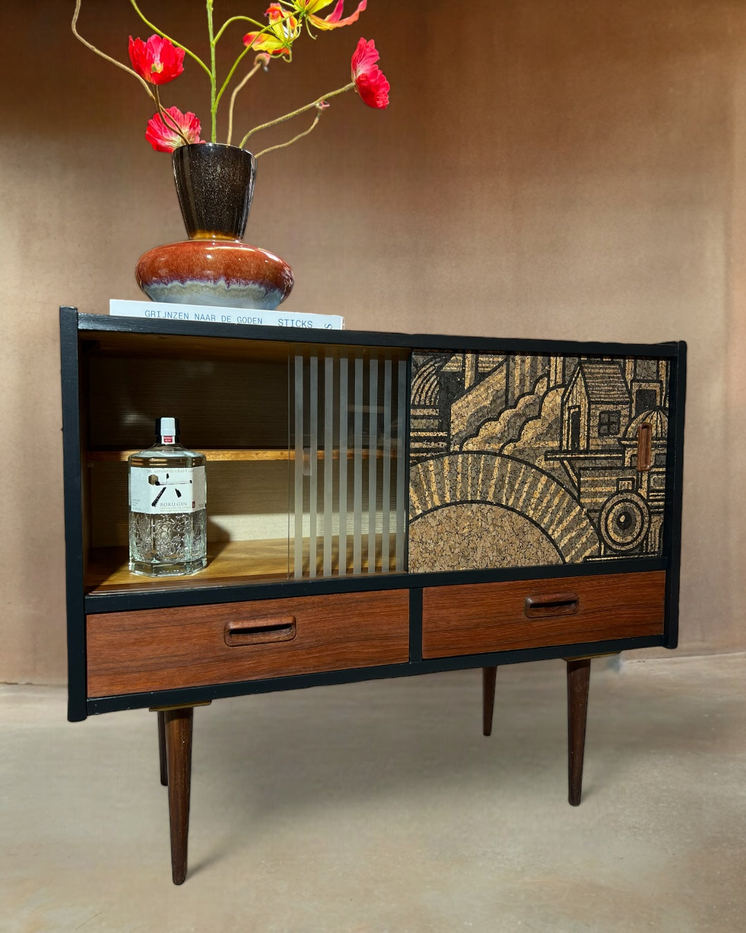 Vintage dressoir met ‘Hit the North’ kurkprint | The Vintage Vibe