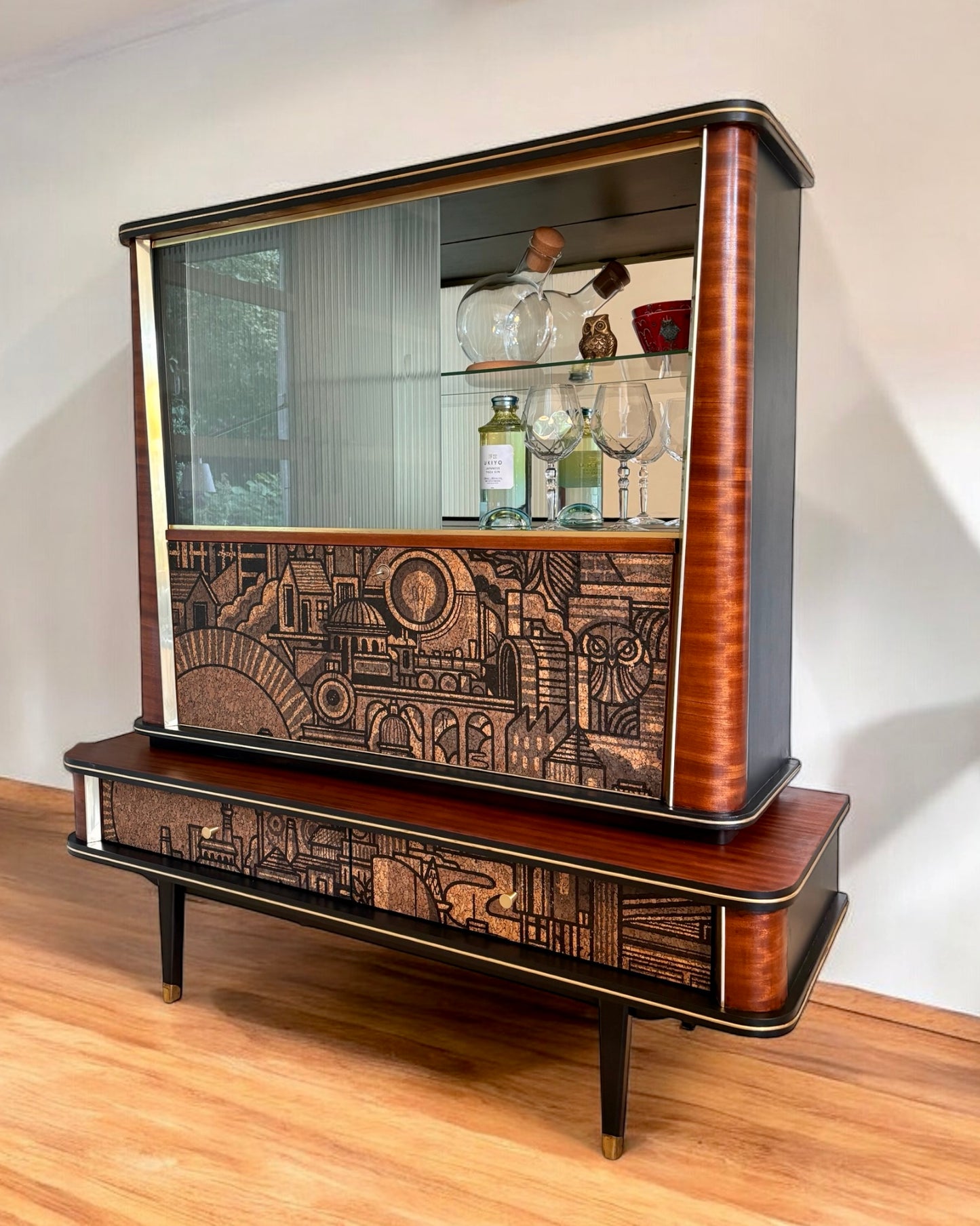 Vintage midcentury drankenkast met vitrine met ‘Hit the North’ kurkprint | The Vintage Vibe