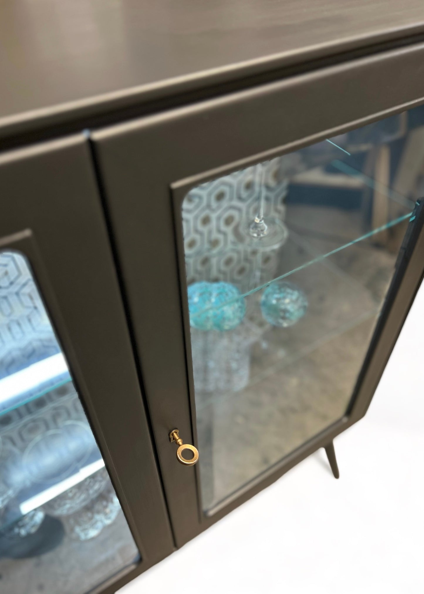 Mid Century Modern vitrinekast in grijs met goud | The Vintage Vibe