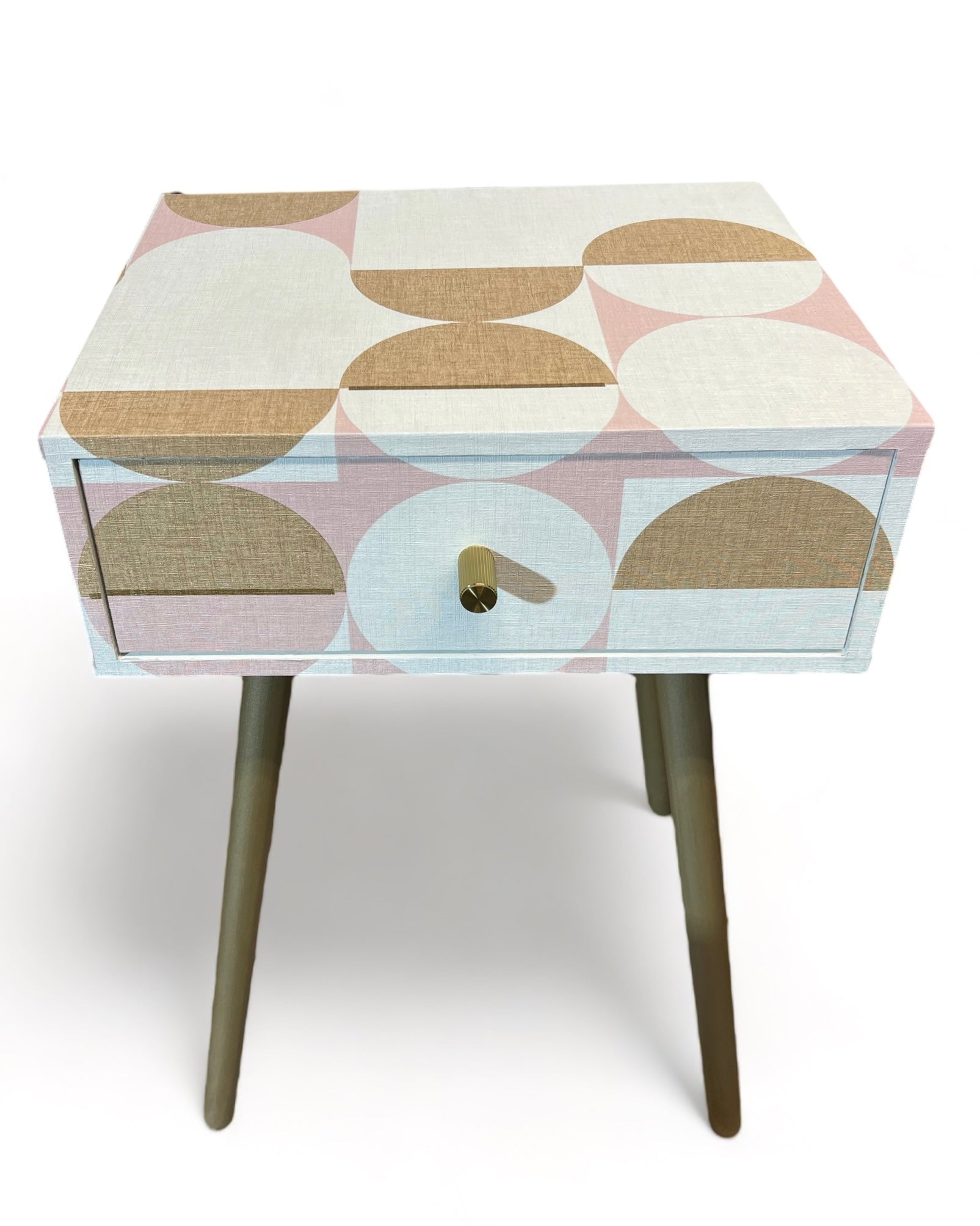 Vintage nachtkastjes in roze, wit en goud | The Vintage Vibe