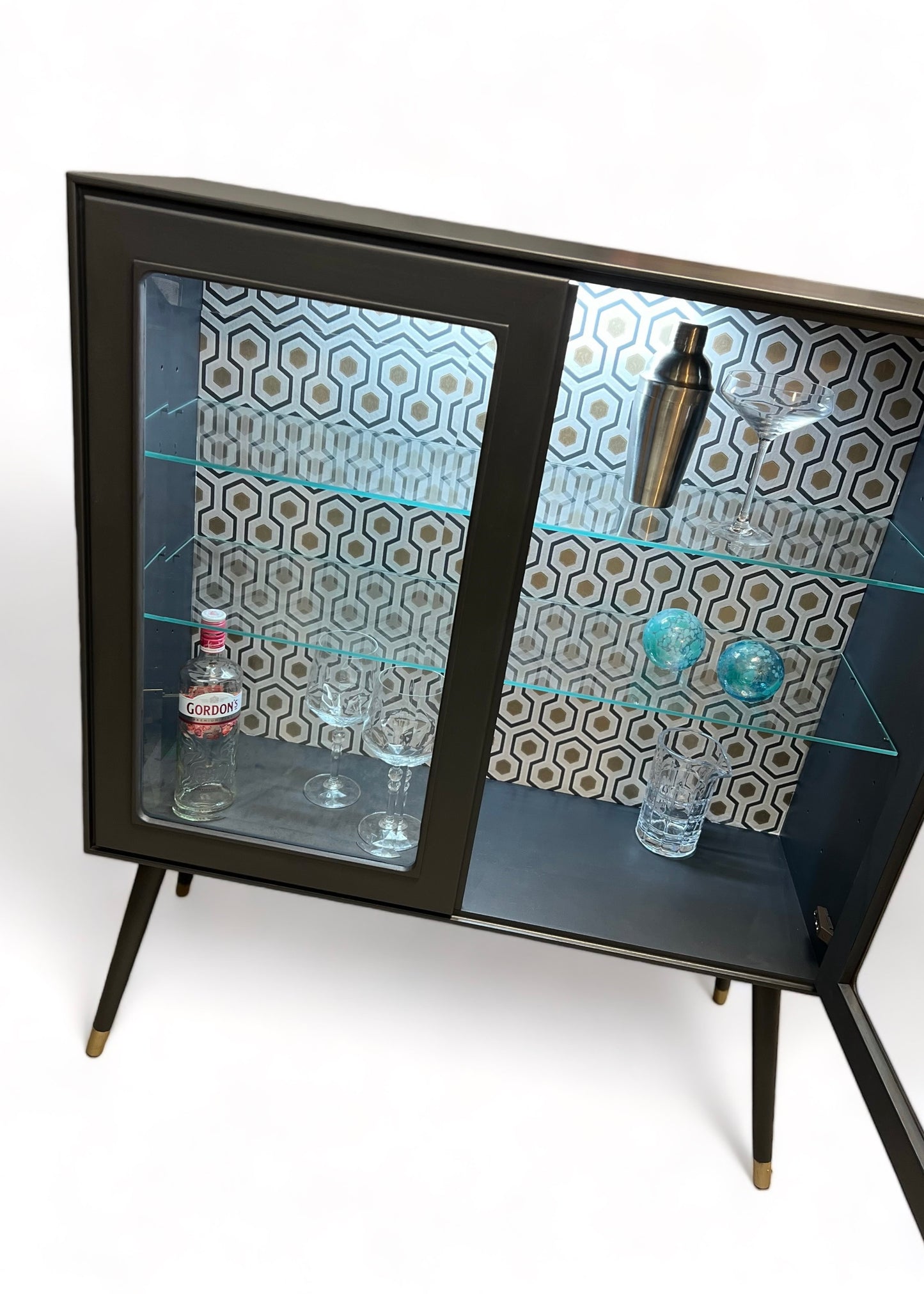 Mid Century Modern vitrinekast in grijs met goud | The Vintage Vibe