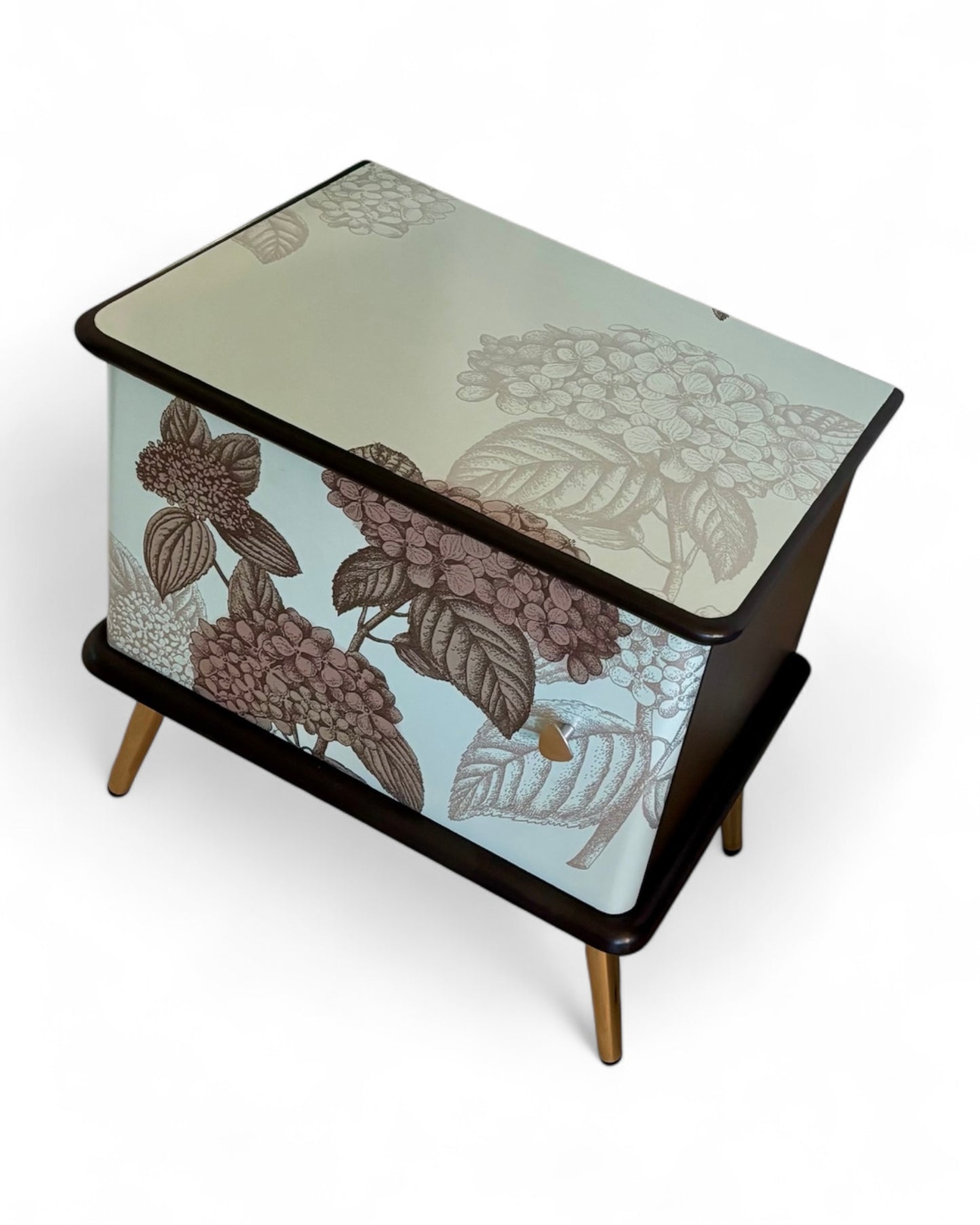 Vintage nachtkastjes met Fornasetti Hortensia | The Vintage Vibe
