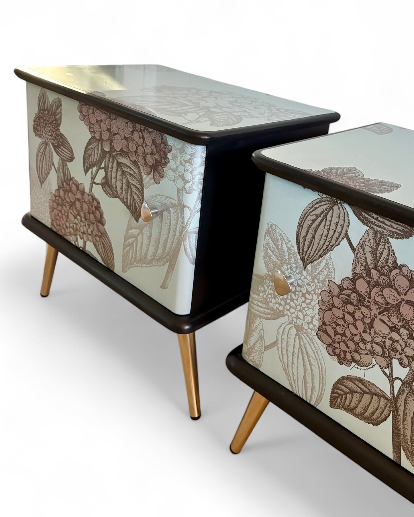 Vintage nachtkastjes met Fornasetti Hortensia | The Vintage Vibe