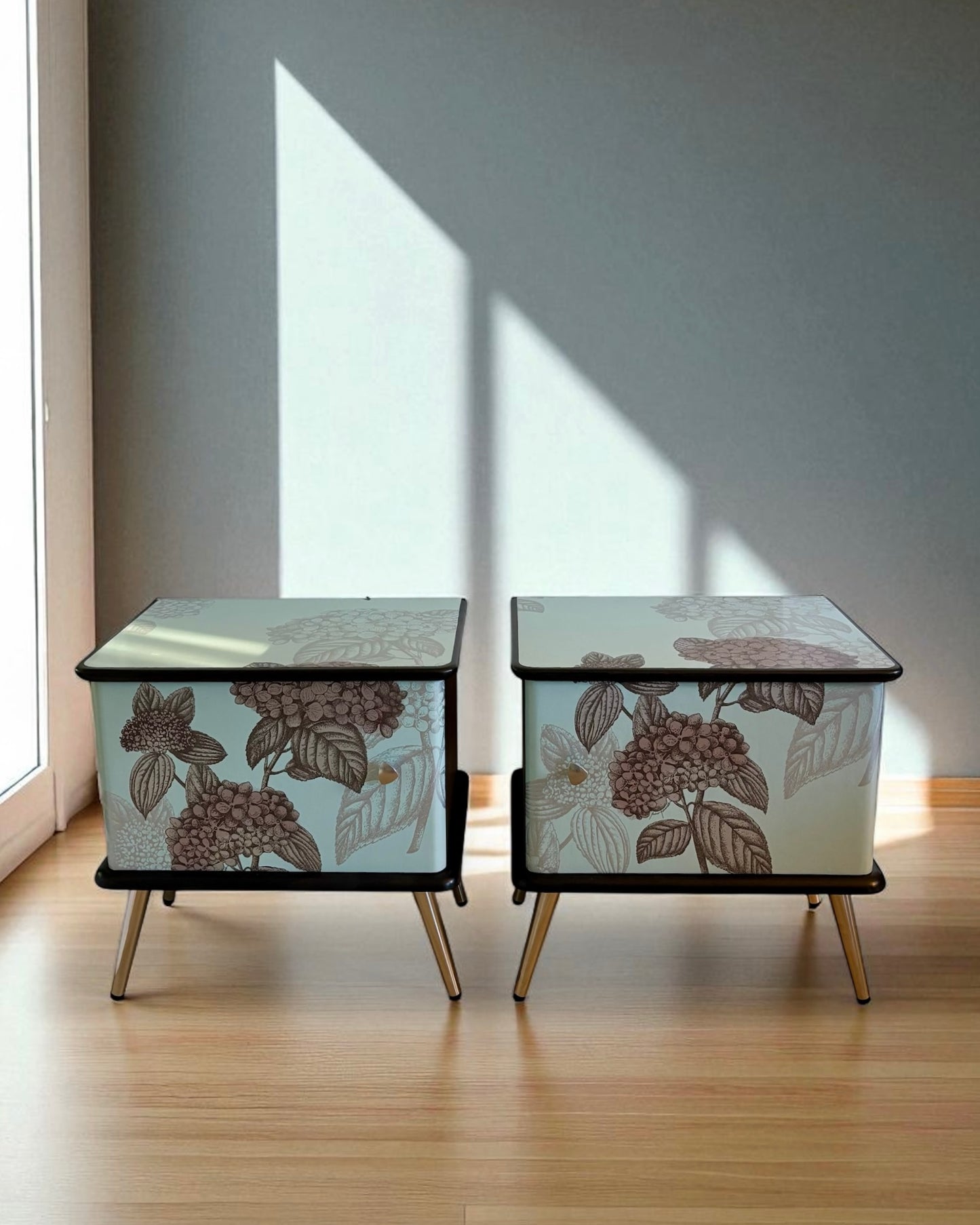 Vintage nachtkastjes met Fornasetti Hortensia | The Vintage Vibe