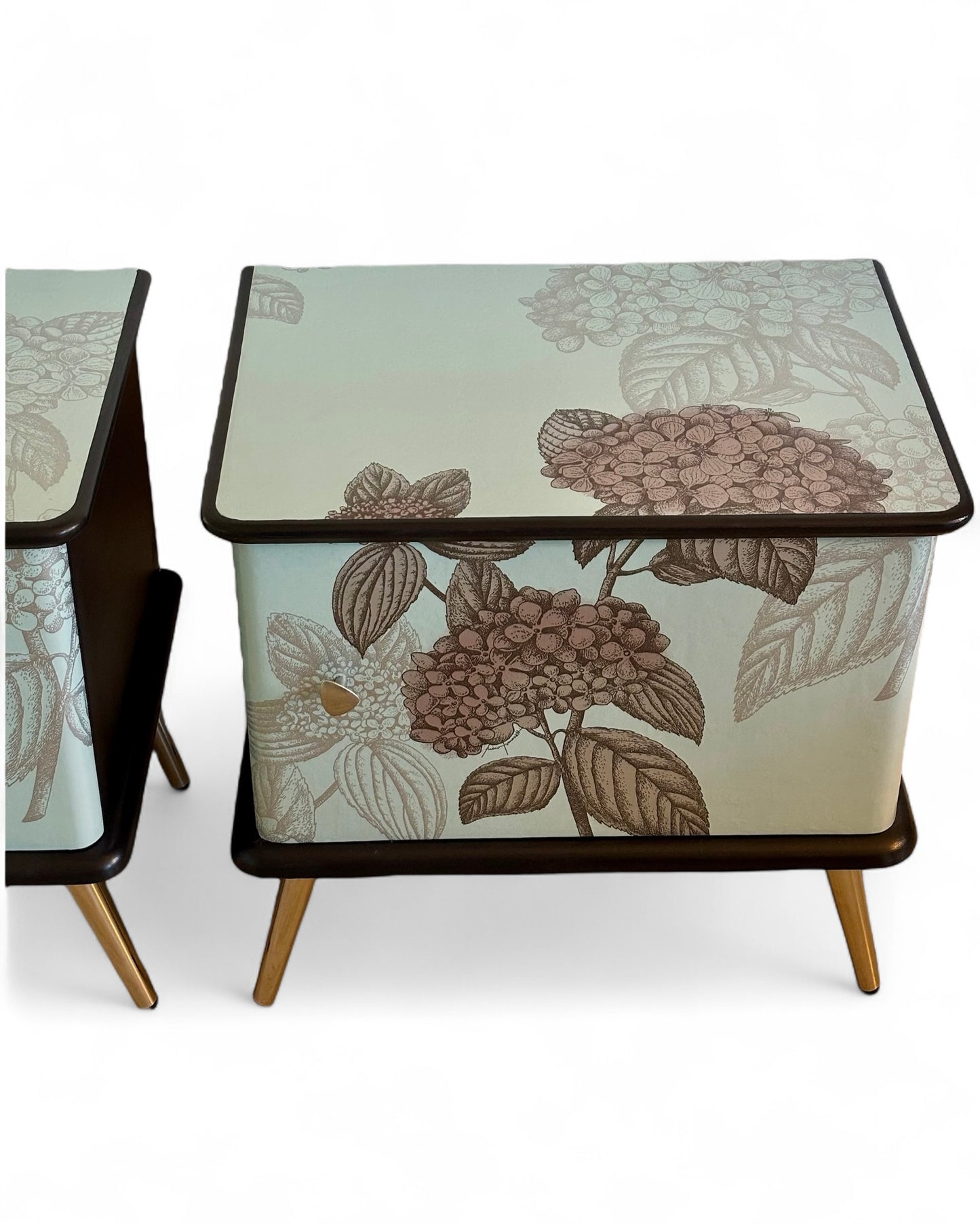 Vintage nachtkastjes met Fornasetti Hortensia | The Vintage Vibe