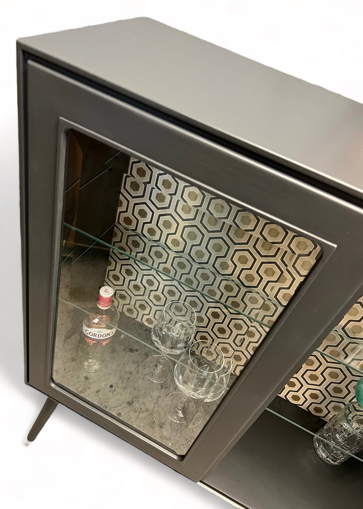 Mid Century Modern vitrinekast in grijs met goud | The Vintage Vibe