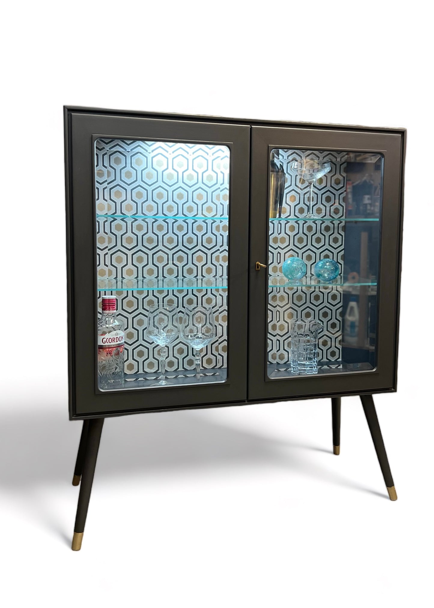 Mid Century Modern vitrinekast in grijs met goud | The Vintage Vibe