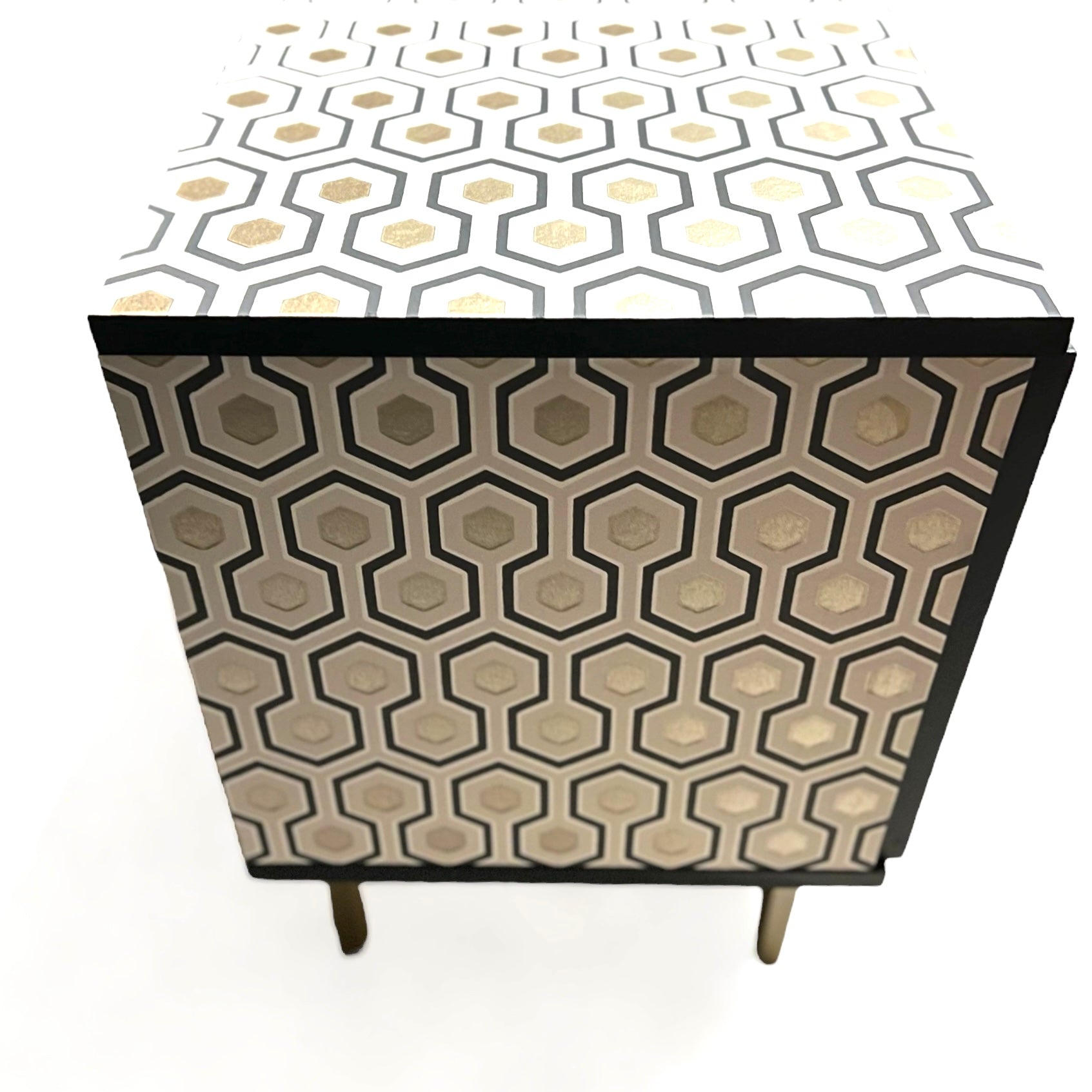 Vintage dressoir bekleed met Hicks Hexagon van Cole and Son | The Vintage Vibe