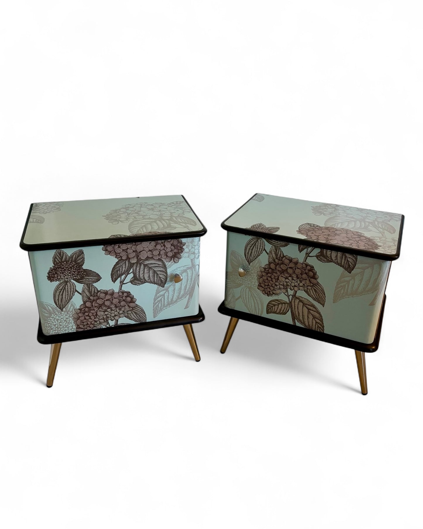 Vintage nachtkastjes met Fornasetti Hortensia | The Vintage Vibe