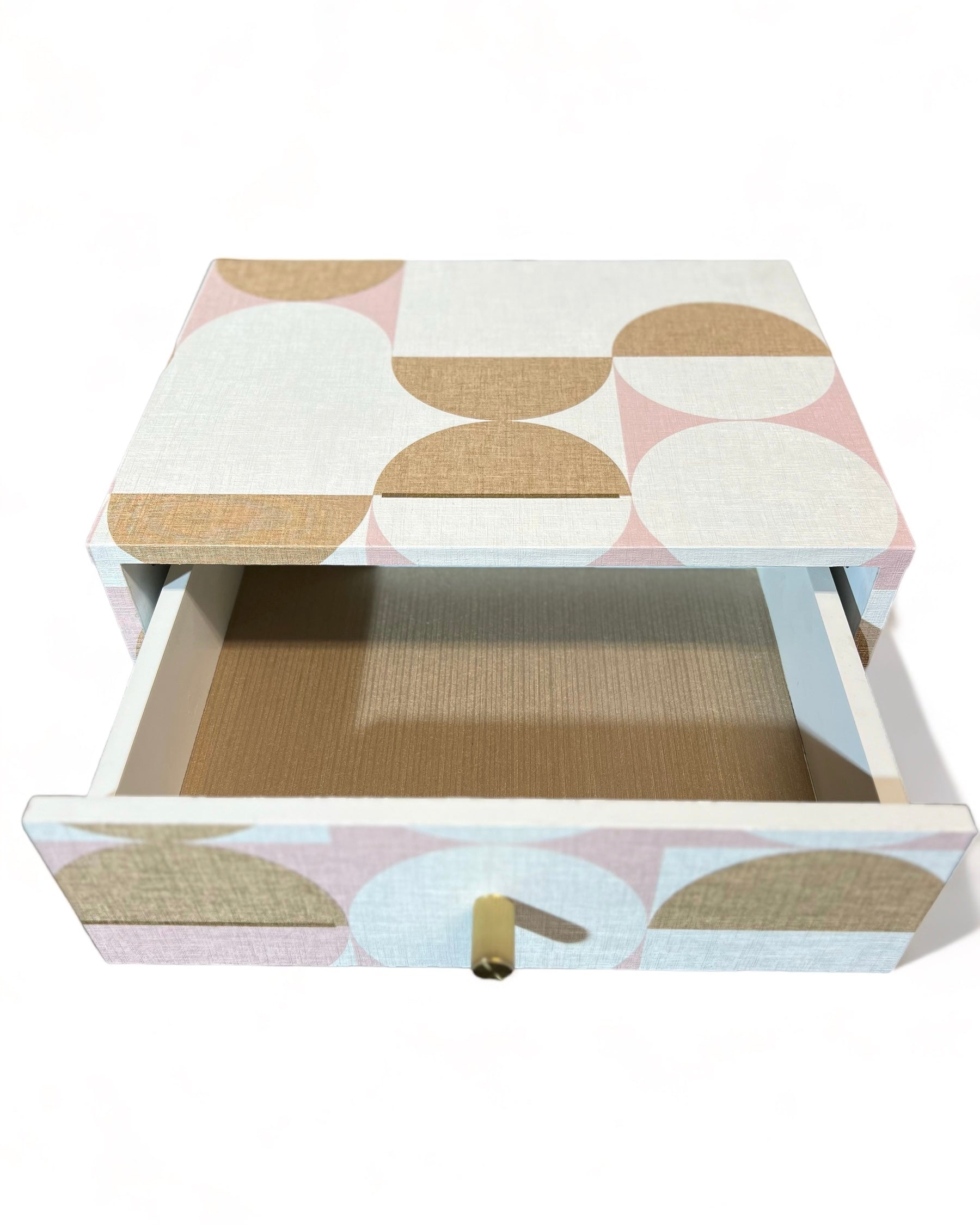 Vintage nachtkastjes in roze, wit en goud | The Vintage Vibe