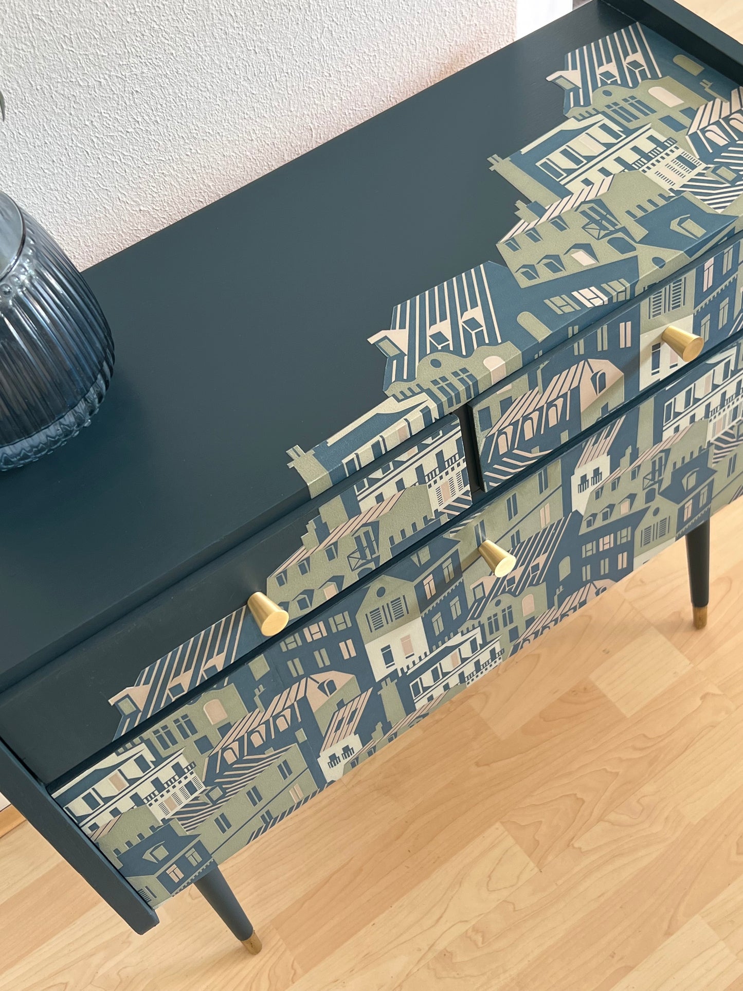 Vintage kastje in blauw, groen en goud en een print van de daken van Parijs | The Vintage Vibe