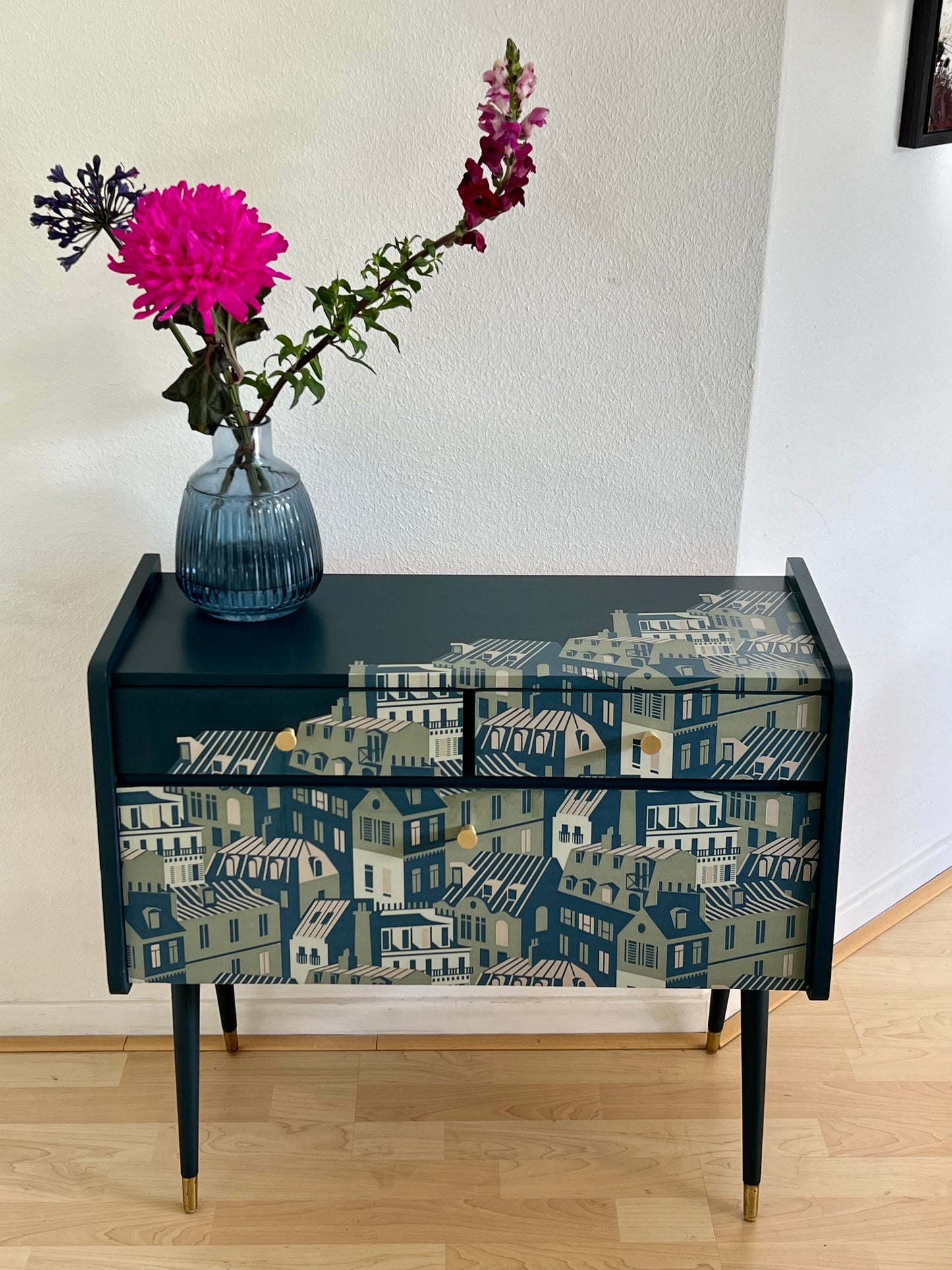 Vintage kastje in blauw, groen en goud en een print van de daken van Parijs | The Vintage Vibe