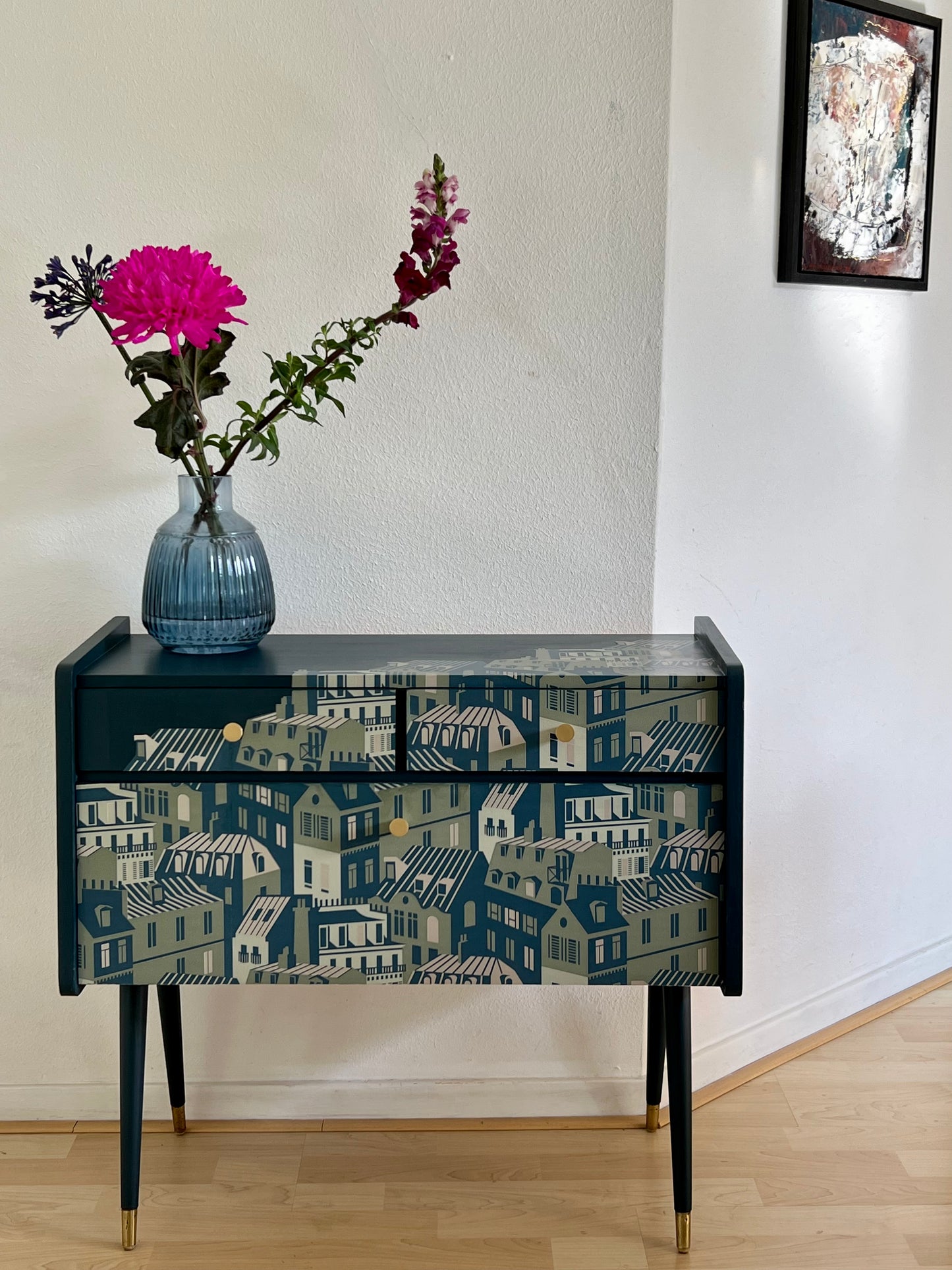 Vintage kastje in blauw, groen en goud en een print van de daken van Parijs | The Vintage Vibe