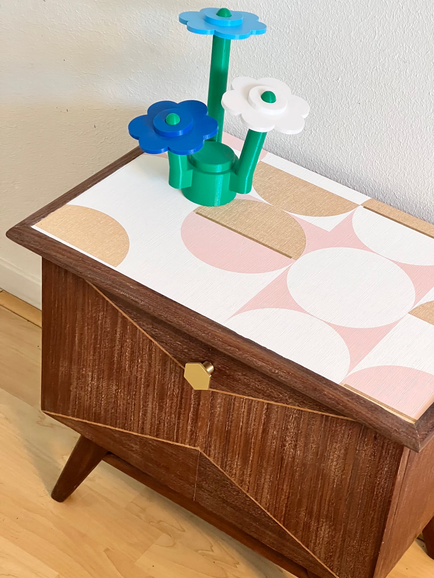 Vintage kastje, Louis van Teeffelen met een retro print in roze, goud en wit | The Vintage Vibe