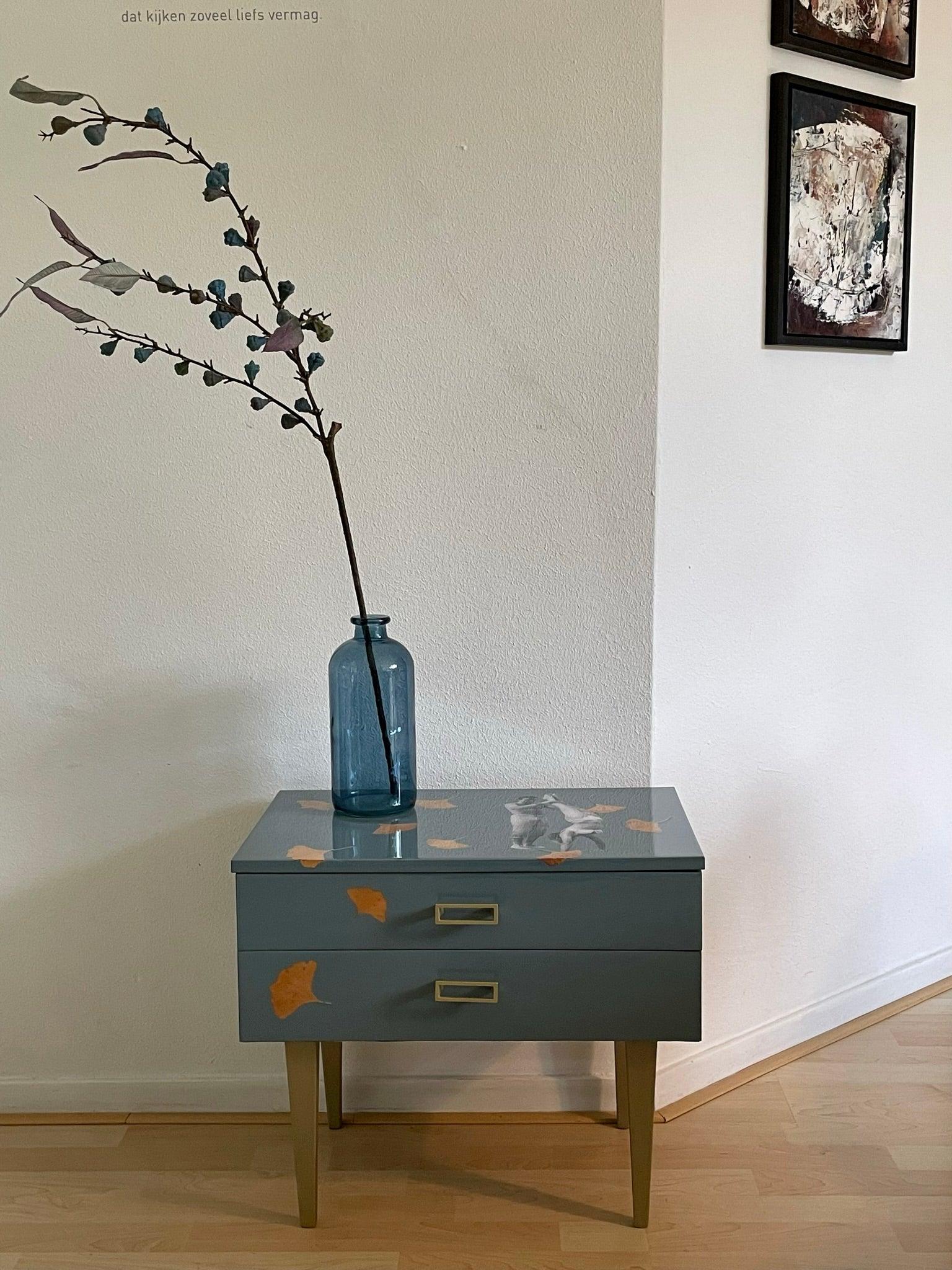 Vintage kastje in blauw en goud met collagekunst van Studio Mooiz | The Vintage Vibe