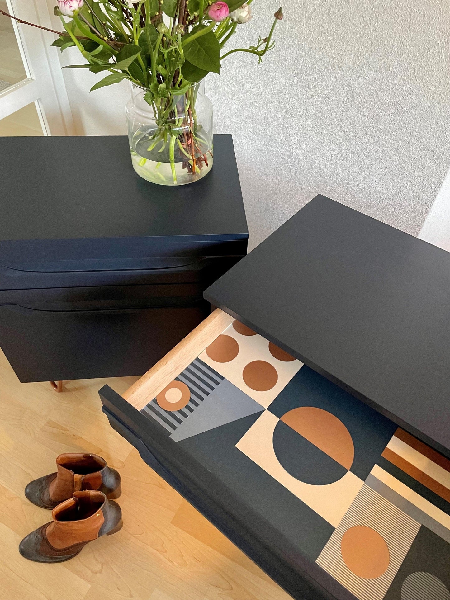 Vintage retro kastje in blauw met een gave geometrische print | The Vintage  Vibe