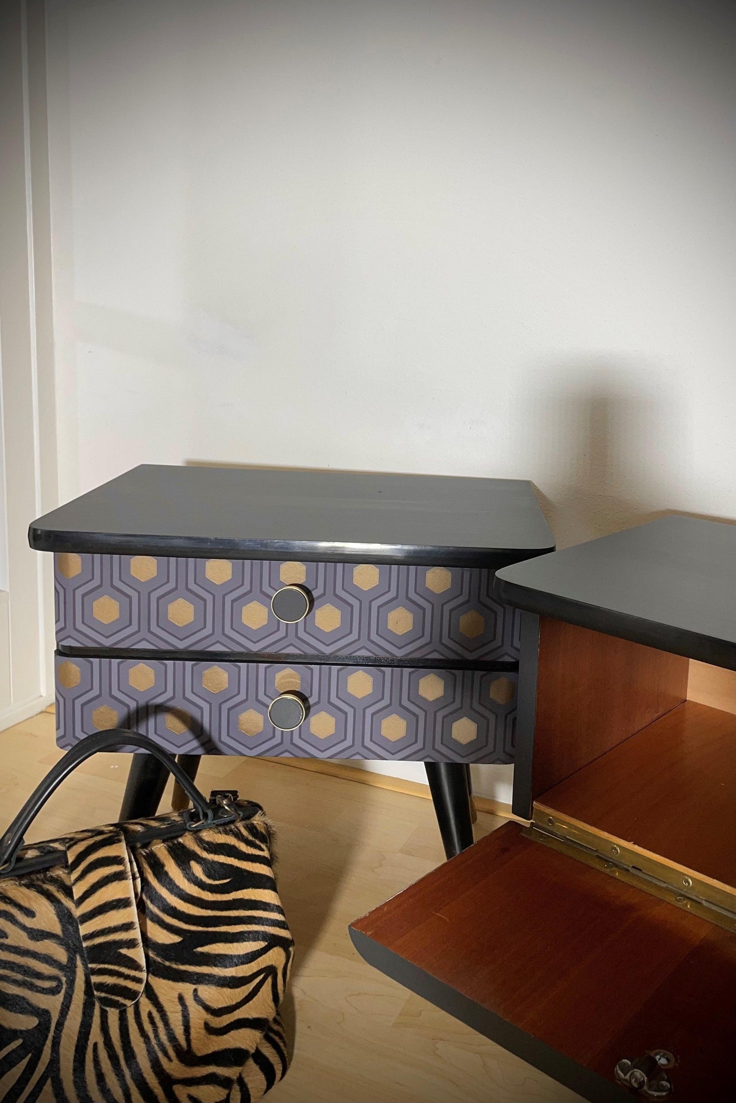 Vintage retro nachtkastjes in donker grijs bekleed met een Hexagon print | The Vintage Vibe