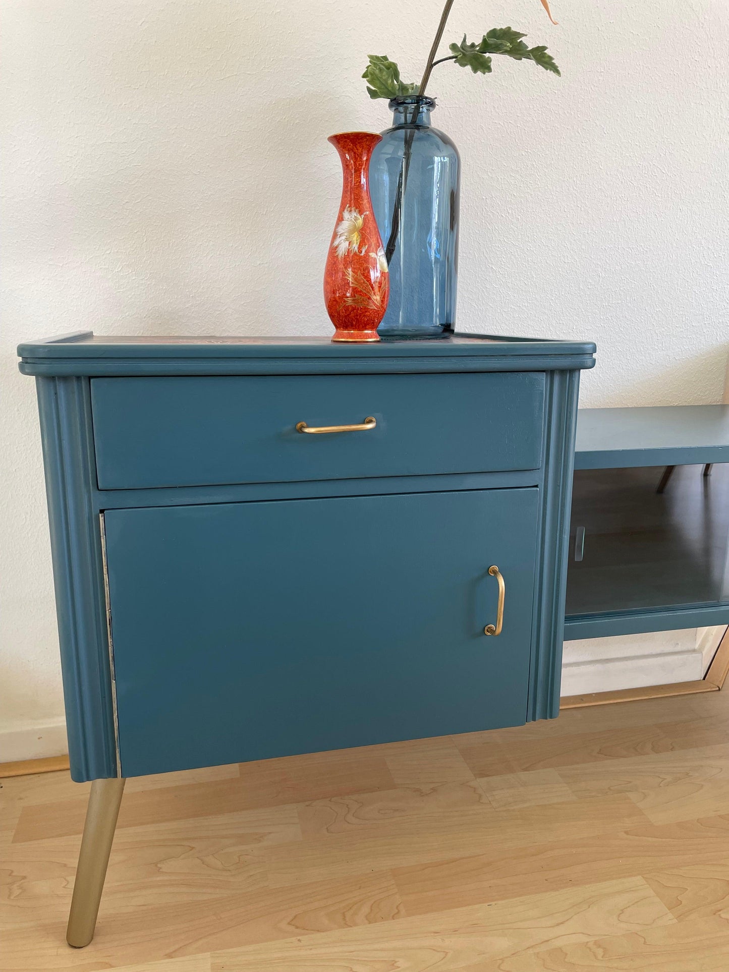 Vintage dressoir in teal met een gave florale print | The Vintage Vibe