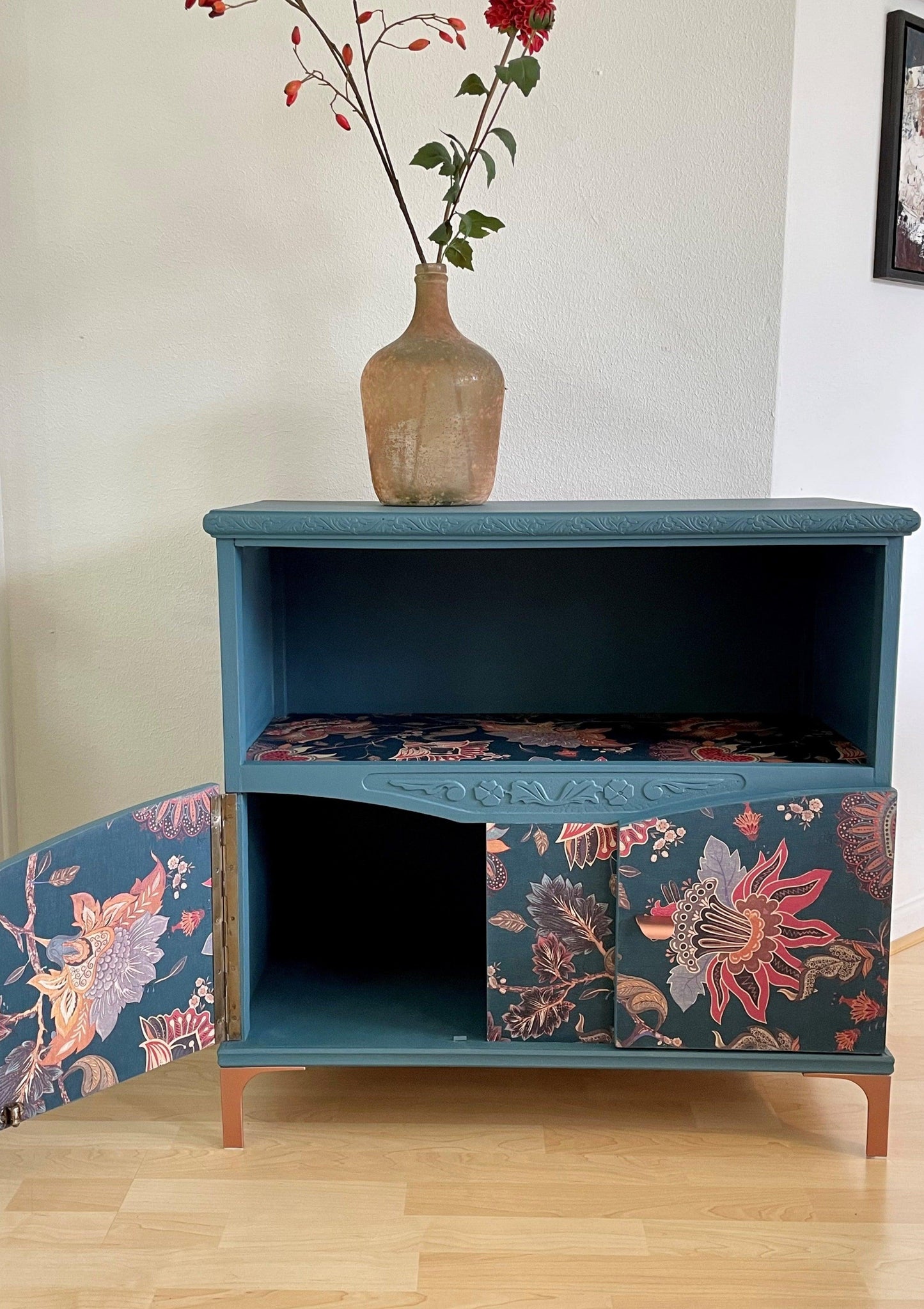 Vintage dressoir in teal met een gave florale print | The Vintage Vibe 
