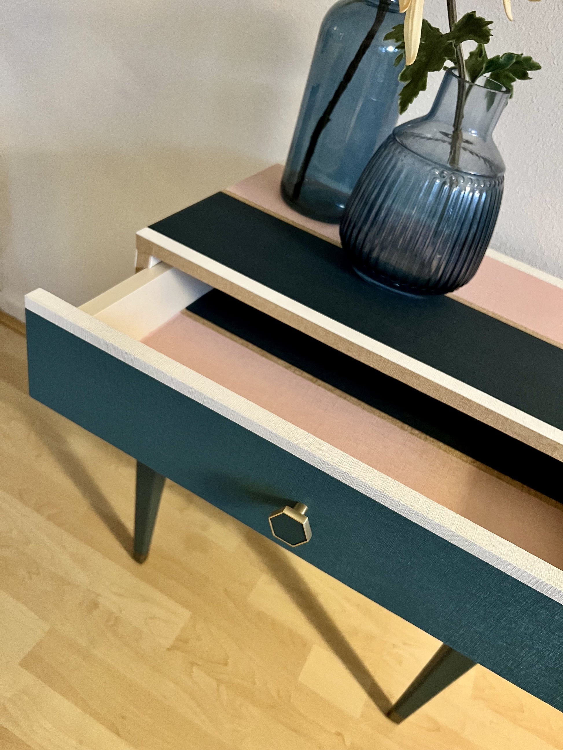 Vintage retro kastje gestreept in blauw, teal, roze en goud | The Vintage Vibe