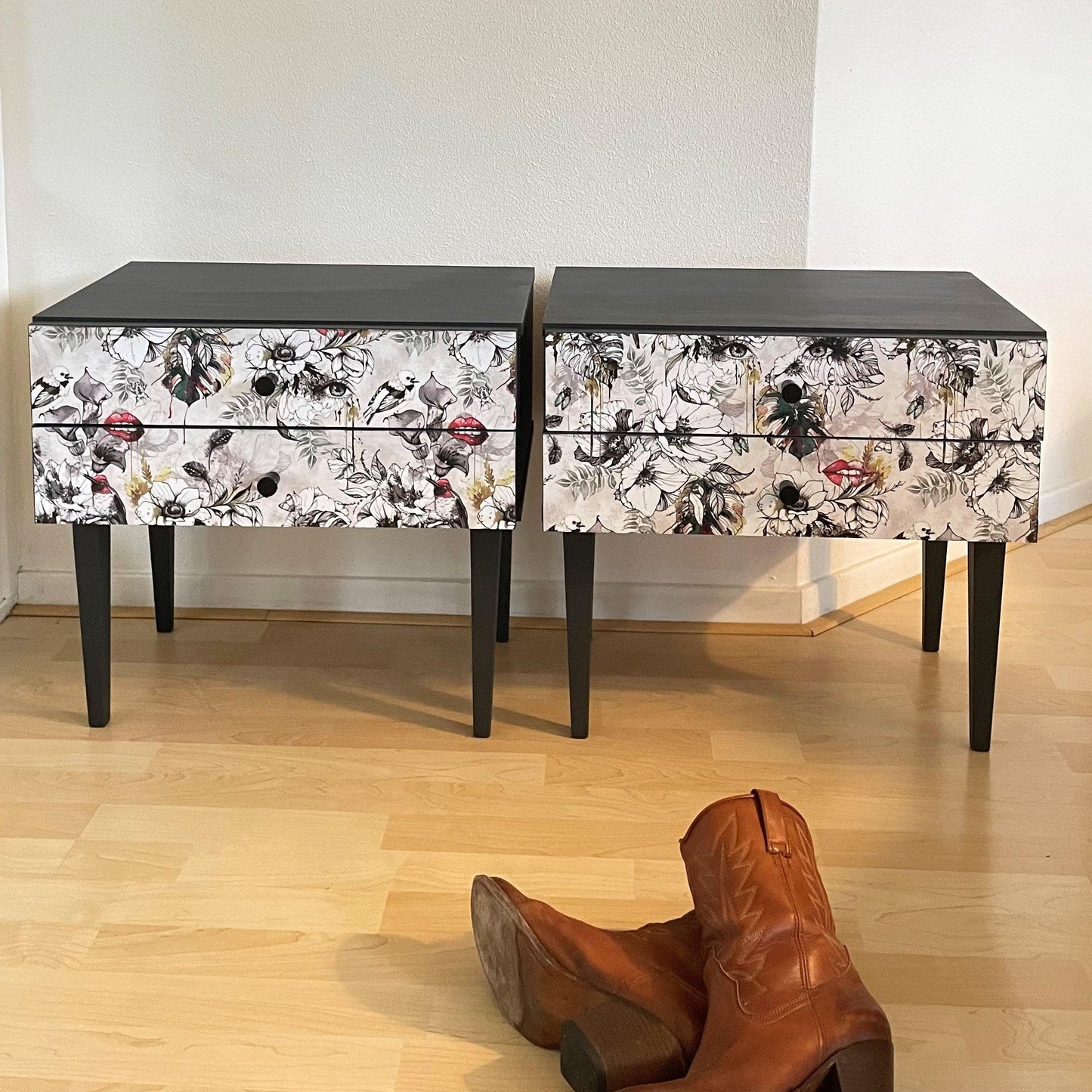 Vintage retro nachtkastjes in grijs bekleed met een florale fantasie print  | The Vintage Vibe - The Vintage Vibe