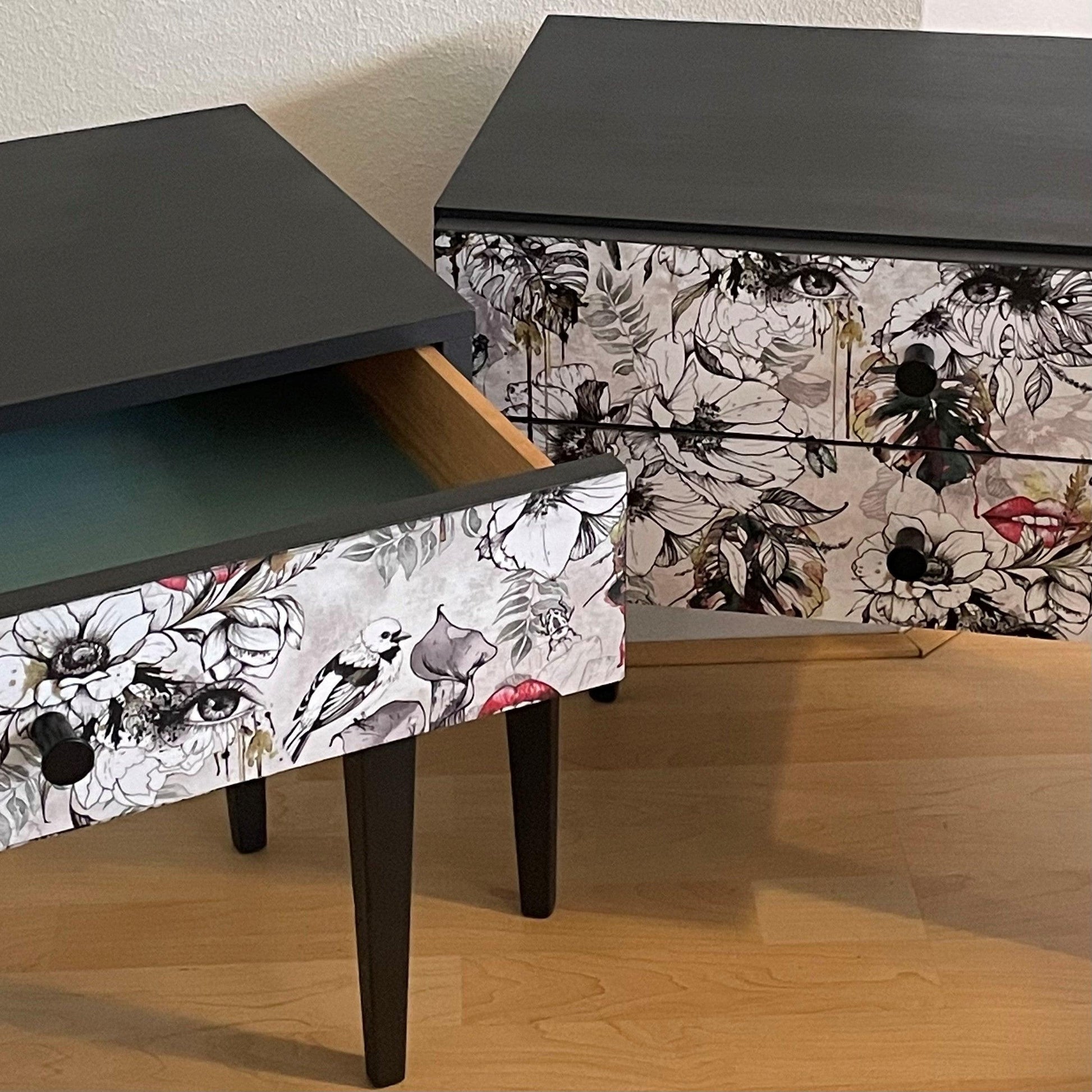 Vintage retro nachtkastjes in grijs bekleed met een florale fantasie print  | The Vintage Vibe - The Vintage Vibe