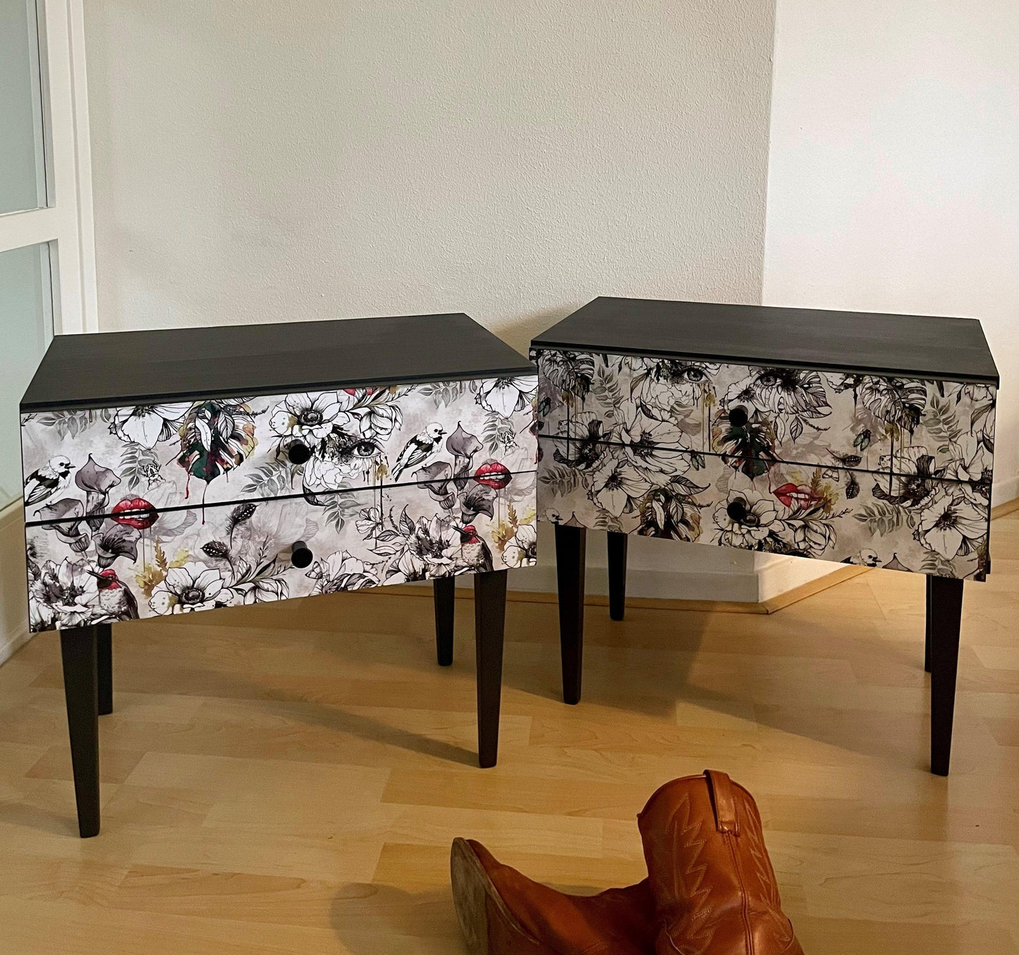 Vintage retro nachtkastjes in grijs bekleed met een florale fantasie print  | The Vintage Vibe - The Vintage Vibe