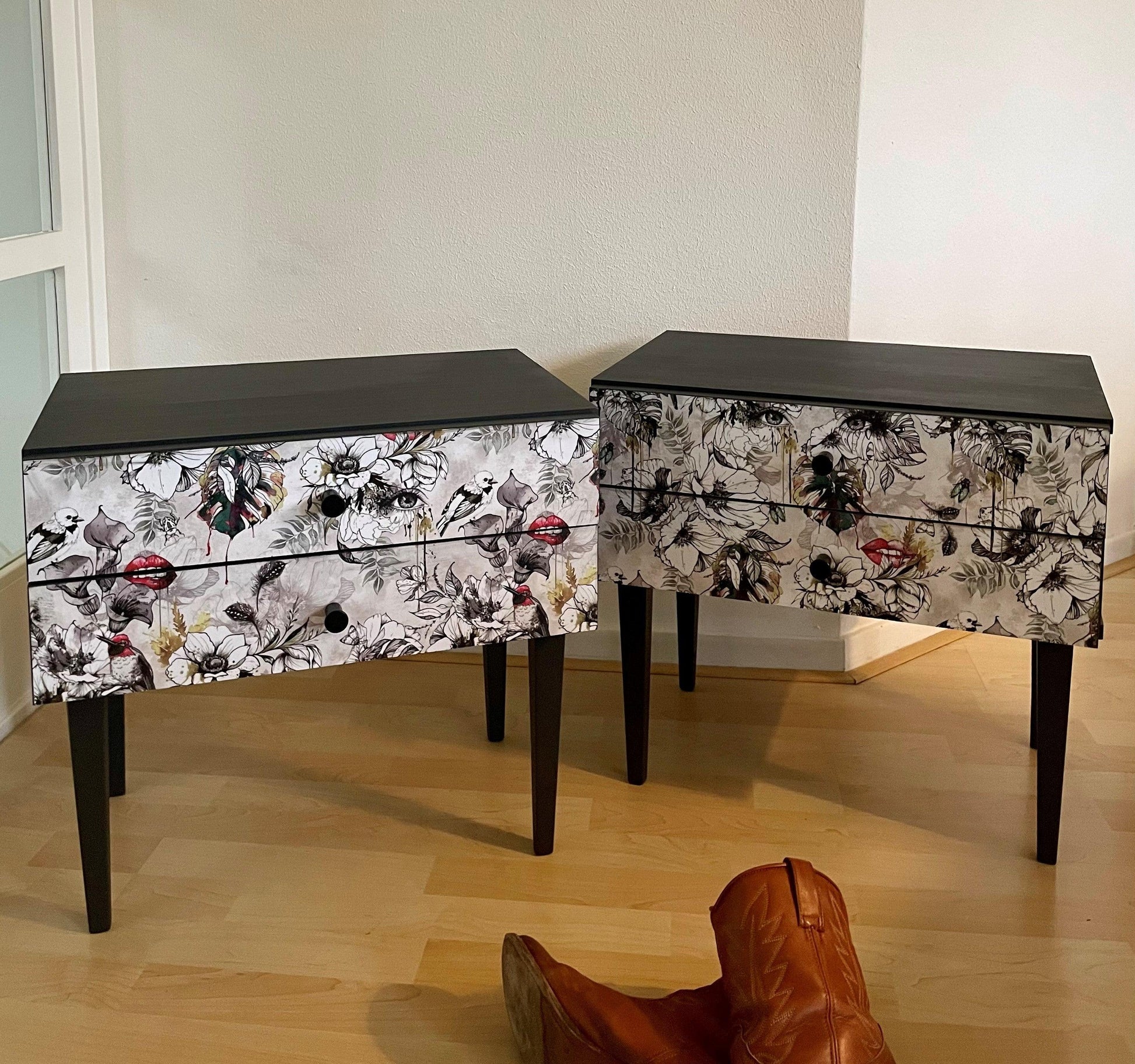 Vintage retro nachtkastjes in grijs bekleed met een florale fantasie print  | The Vintage Vibe - The Vintage Vibe