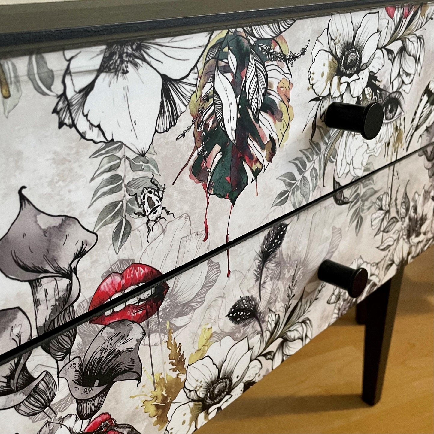 Vintage retro nachtkastjes in grijs bekleed met een florale fantasie print  | The Vintage Vibe - The Vintage Vibe