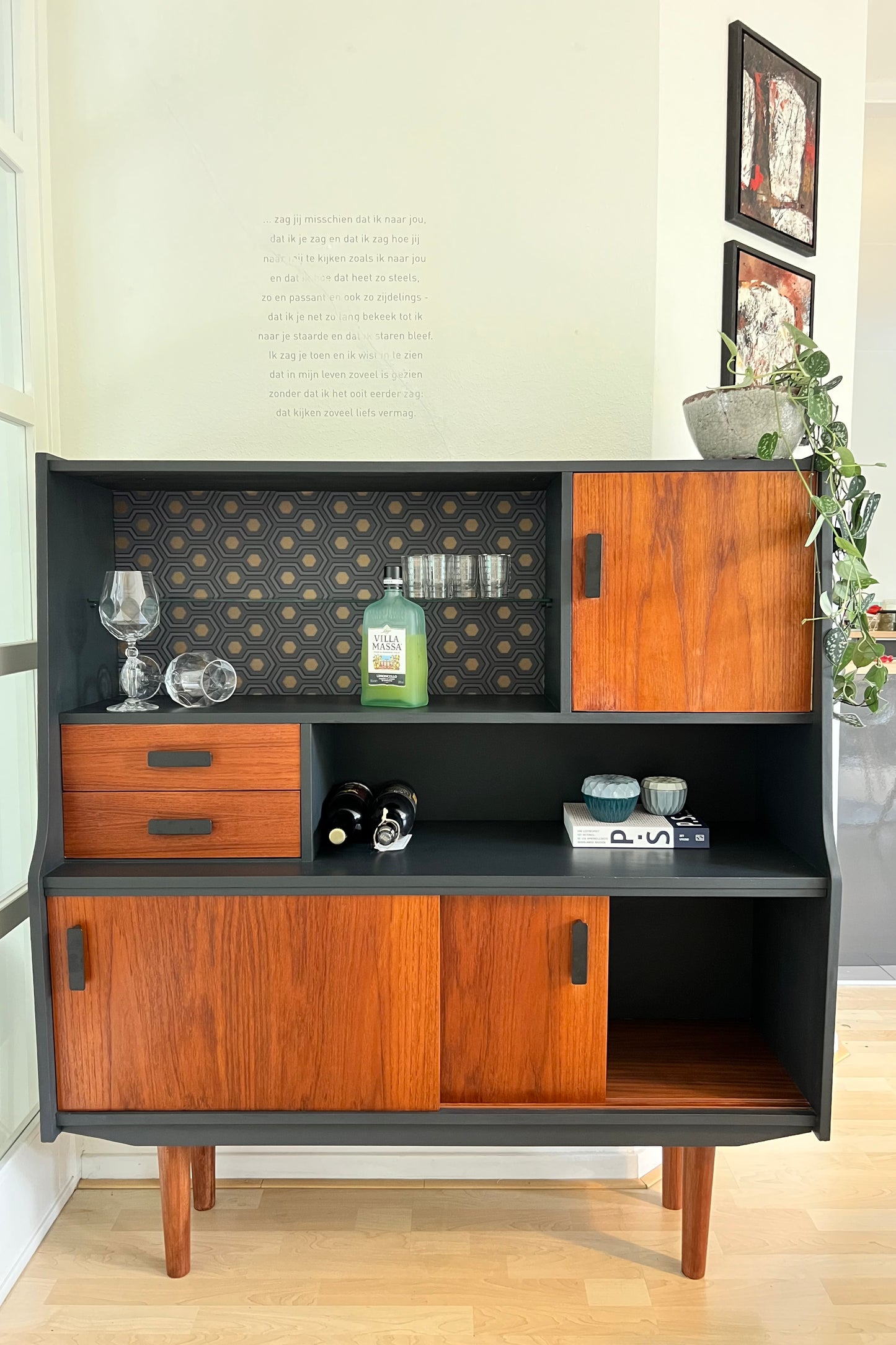 Vintage highboard van teak in prachtige staat, stijlvol en ruim | The Vintage Vibe
